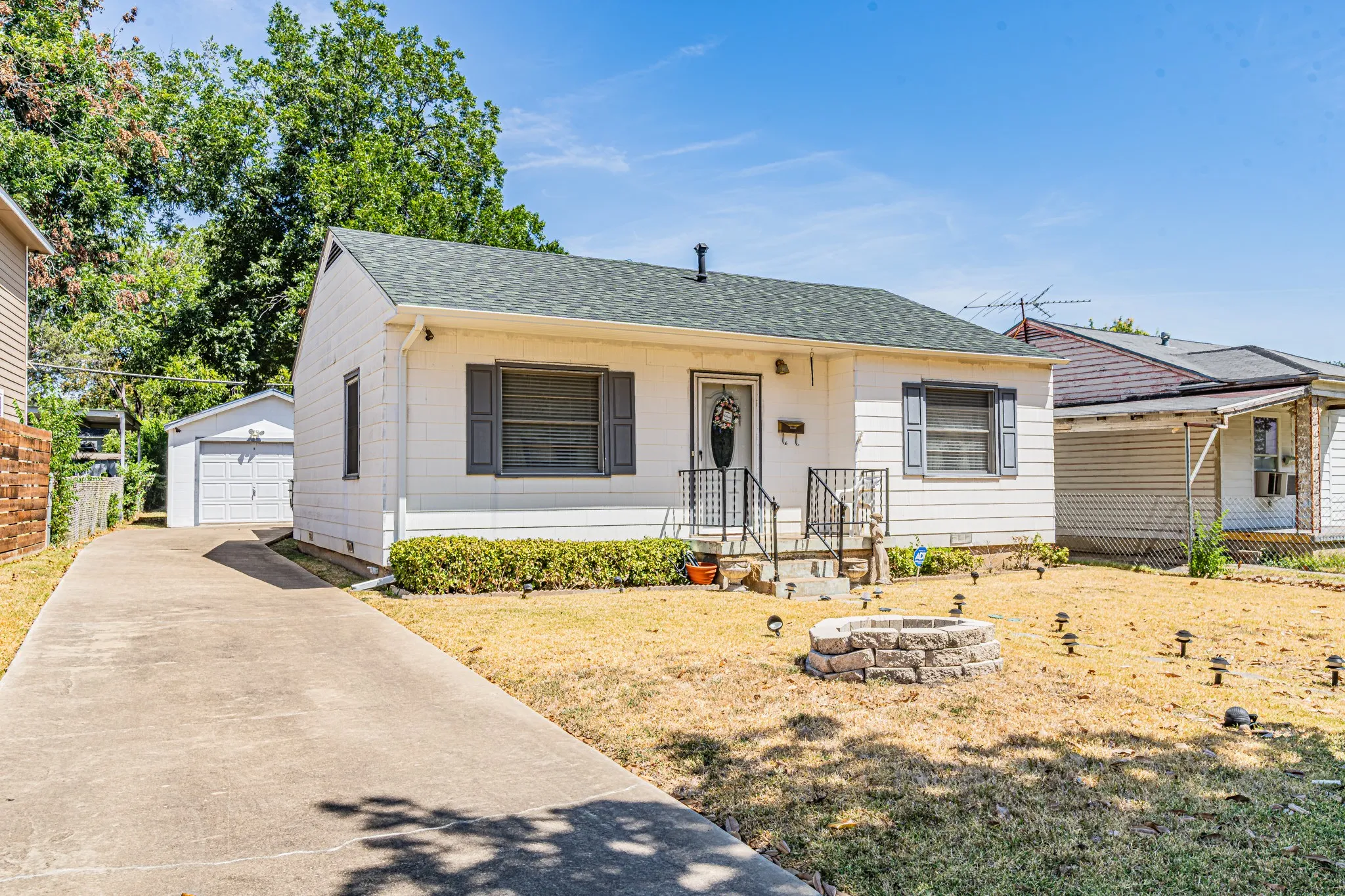Single Family Residence For Sale in Dallas County , 3723 Texas Drive, Dallas, Texas 75211, 2 Bedroom, 1 Bathroom, 1 Garage spaces, 1,272 Sqft, built in 1949, mls#21374754, Real Estate Agent in Dallas, Homes For Sale in Dallas county, Homes For Sale in Dallas, Realtor in Dallas Texas, Real Estate Brokerage Independent Realty Texas, Luminita Cordes Realtor