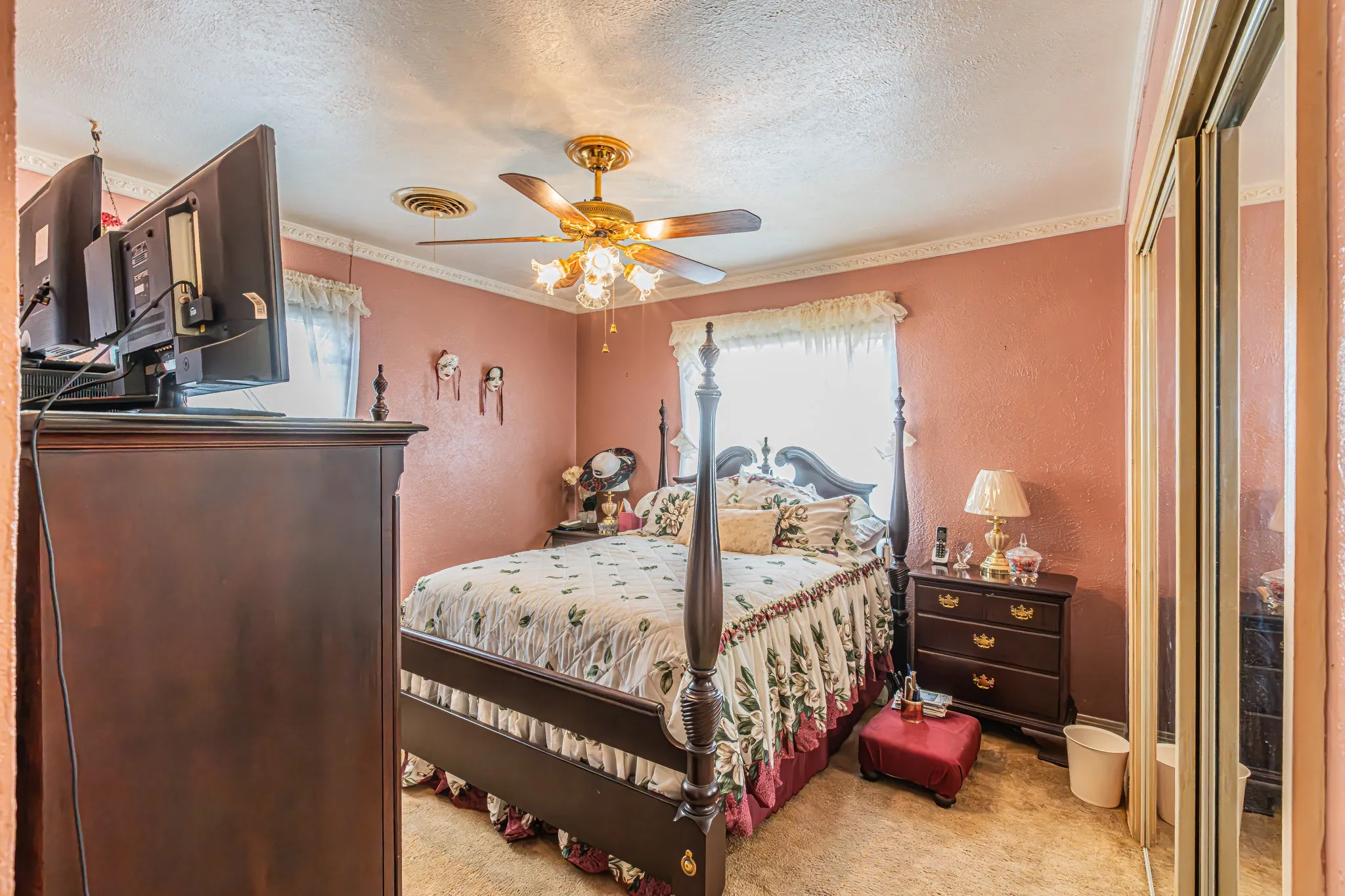 Ceiling fan with integrated lighting