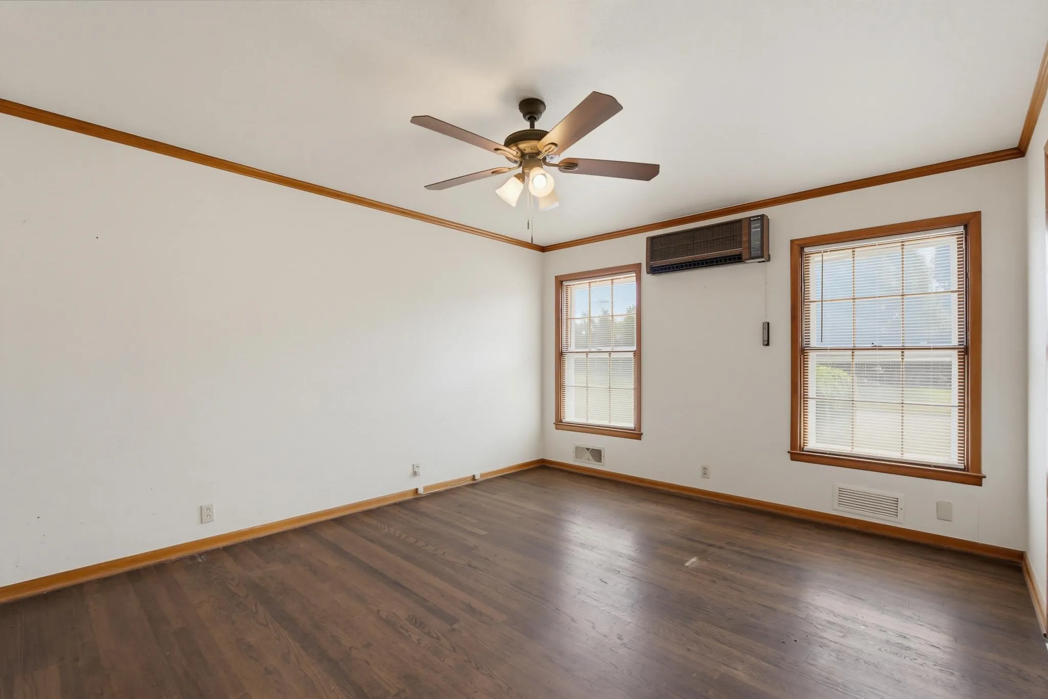 Single Family Residence For Sale in Knox County , 360 S 11th Avenue, Munday, Texas 76371, 4 Bedroom, 2 Bathroom, 2 Garage spaces, 1,932 Sqft, built in 1960, mls#21373346, Real Estate Agent in Munday, Homes For Sale in Knox county, Homes For Sale in Munday, Realtor in Munday Texas, Real Estate Brokerage Independent Realty Texas, Luminita Cordes Realtor