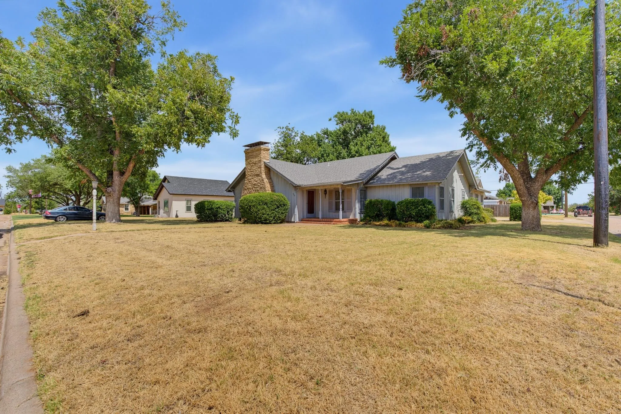 Single Family Residence For Sale in Knox County , 360 S 11th Avenue, Munday, Texas 76371, 4 Bedroom, 2 Bathroom, 2 Garage spaces, 1,932 Sqft, built in 1960, mls#21373346, Real Estate Agent in Munday, Homes For Sale in Knox county, Homes For Sale in Munday, Realtor in Munday Texas, Real Estate Brokerage Independent Realty Texas, Luminita Cordes Realtor