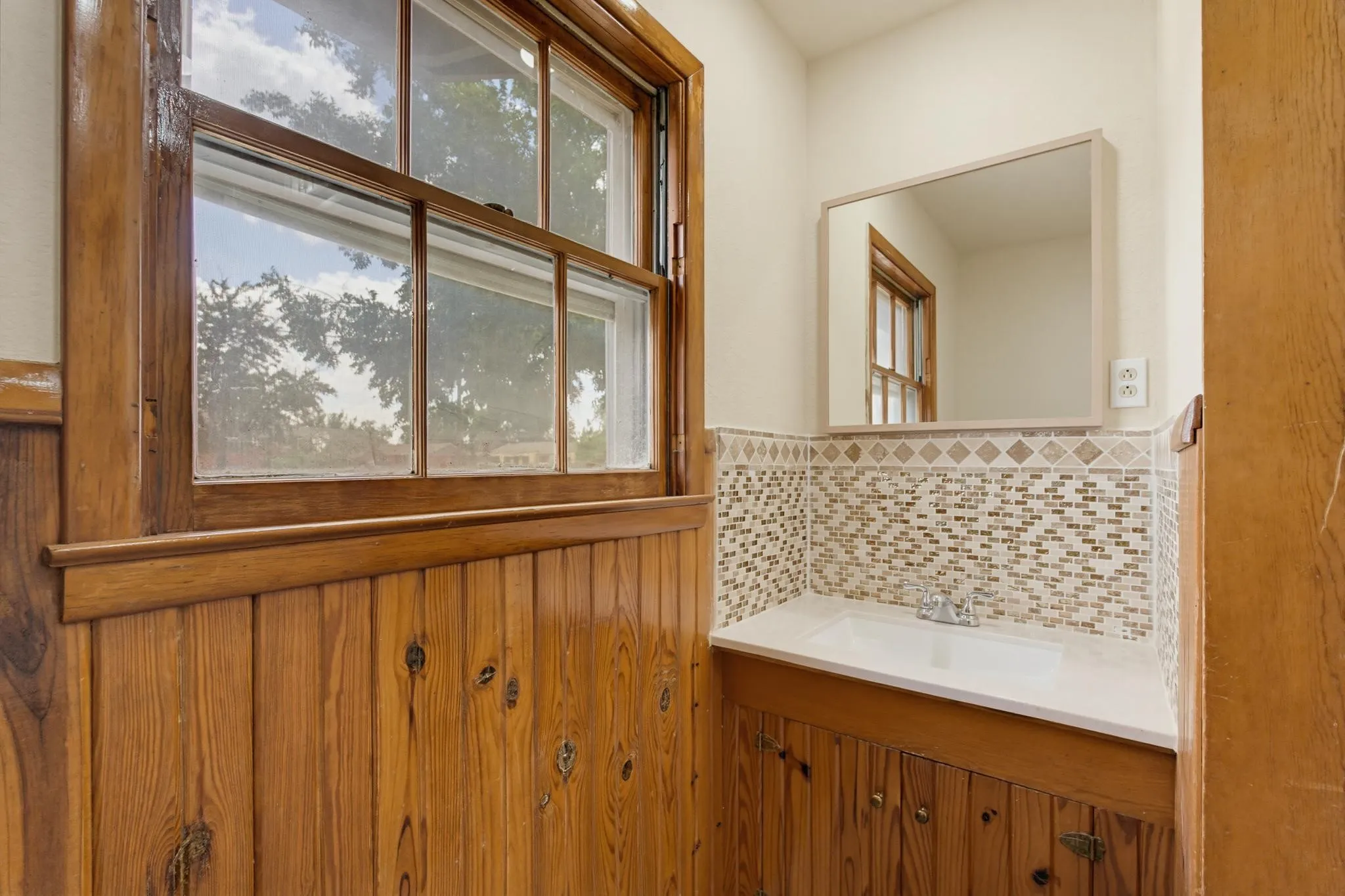 Single Family Residence For Sale in Knox County , 360 S 11th Avenue, Munday, Texas 76371, 4 Bedroom, 2 Bathroom, 2 Garage spaces, 1,932 Sqft, built in 1960, mls#21373346, Real Estate Agent in Munday, Homes For Sale in Knox county, Homes For Sale in Munday, Realtor in Munday Texas, Real Estate Brokerage Independent Realty Texas, Luminita Cordes Realtor