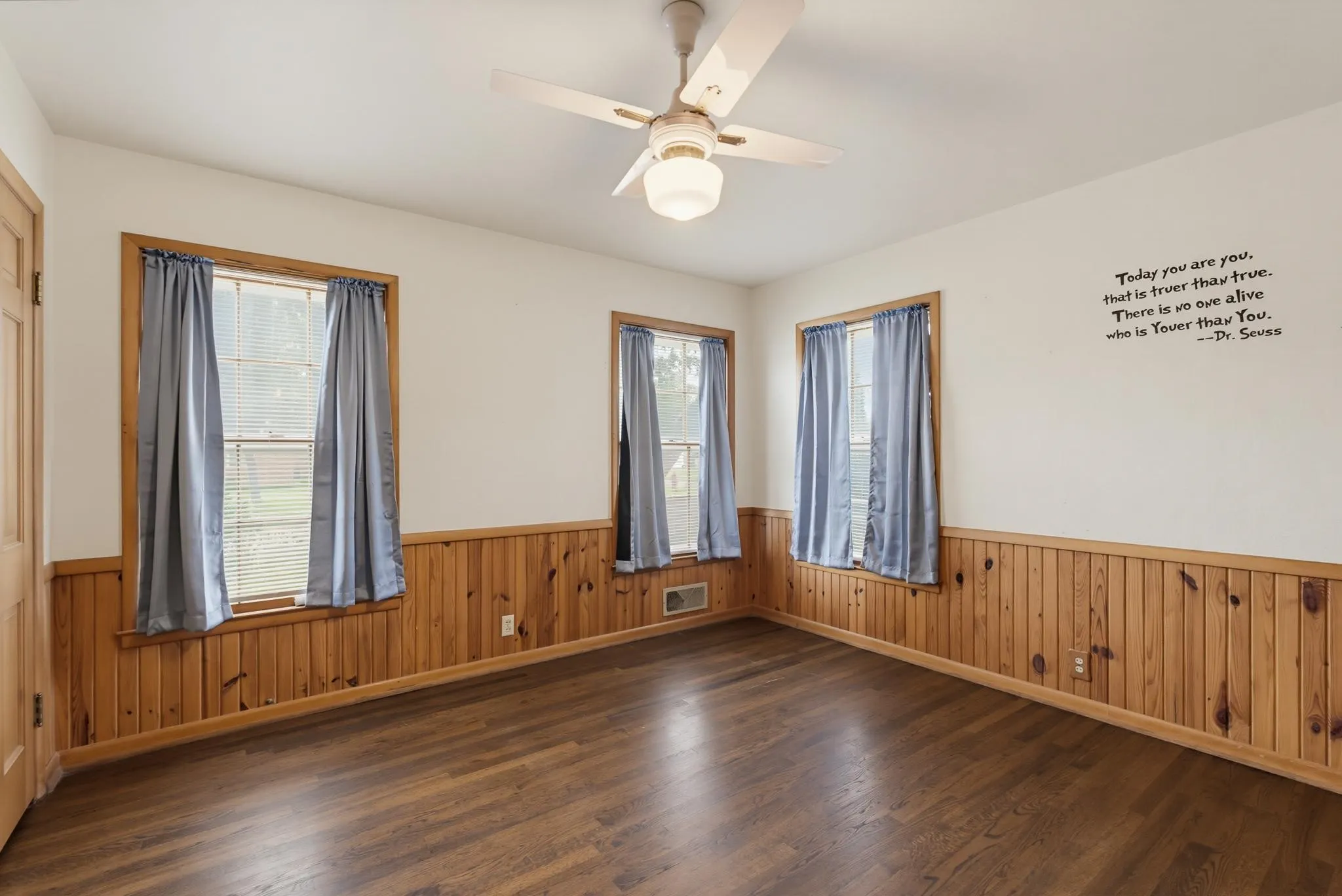 Single Family Residence For Sale in Knox County , 360 S 11th Avenue, Munday, Texas 76371, 4 Bedroom, 2 Bathroom, 2 Garage spaces, 1,932 Sqft, built in 1960, mls#21373346, Real Estate Agent in Munday, Homes For Sale in Knox county, Homes For Sale in Munday, Realtor in Munday Texas, Real Estate Brokerage Independent Realty Texas, Luminita Cordes Realtor
