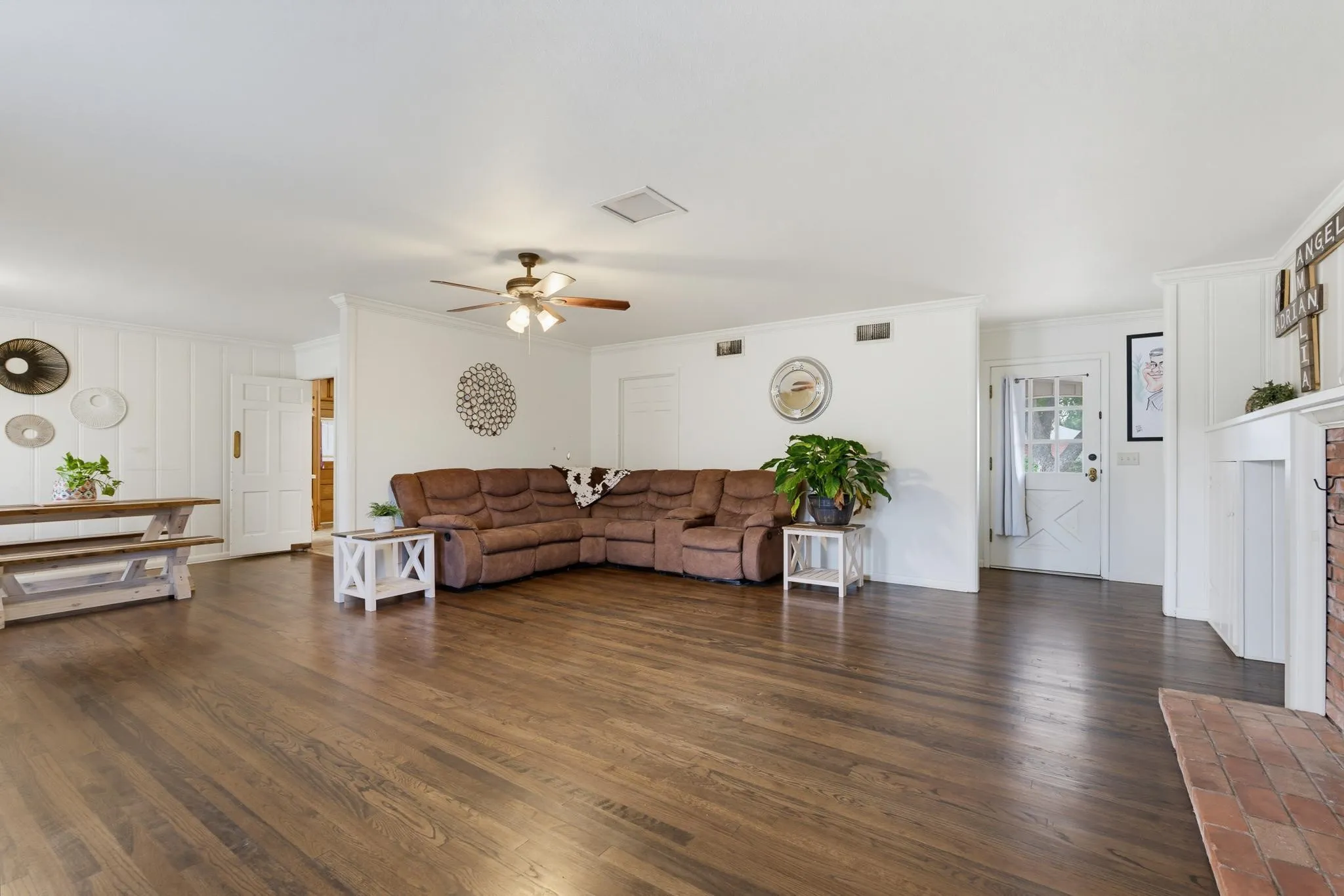 Single Family Residence For Sale in Knox County , 360 S 11th Avenue, Munday, Texas 76371, 4 Bedroom, 2 Bathroom, 2 Garage spaces, 1,932 Sqft, built in 1960, mls#21373346, Real Estate Agent in Munday, Homes For Sale in Knox county, Homes For Sale in Munday, Realtor in Munday Texas, Real Estate Brokerage Independent Realty Texas, Luminita Cordes Realtor