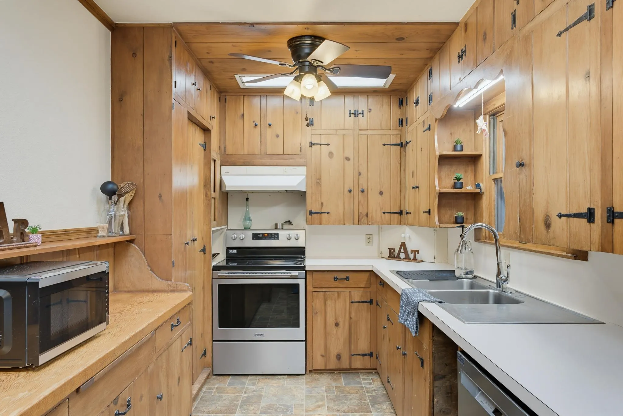 Single Family Residence For Sale in Knox County , 360 S 11th Avenue, Munday, Texas 76371, 4 Bedroom, 2 Bathroom, 2 Garage spaces, 1,932 Sqft, built in 1960, mls#21373346, Real Estate Agent in Munday, Homes For Sale in Knox county, Homes For Sale in Munday, Realtor in Munday Texas, Real Estate Brokerage Independent Realty Texas, Luminita Cordes Realtor