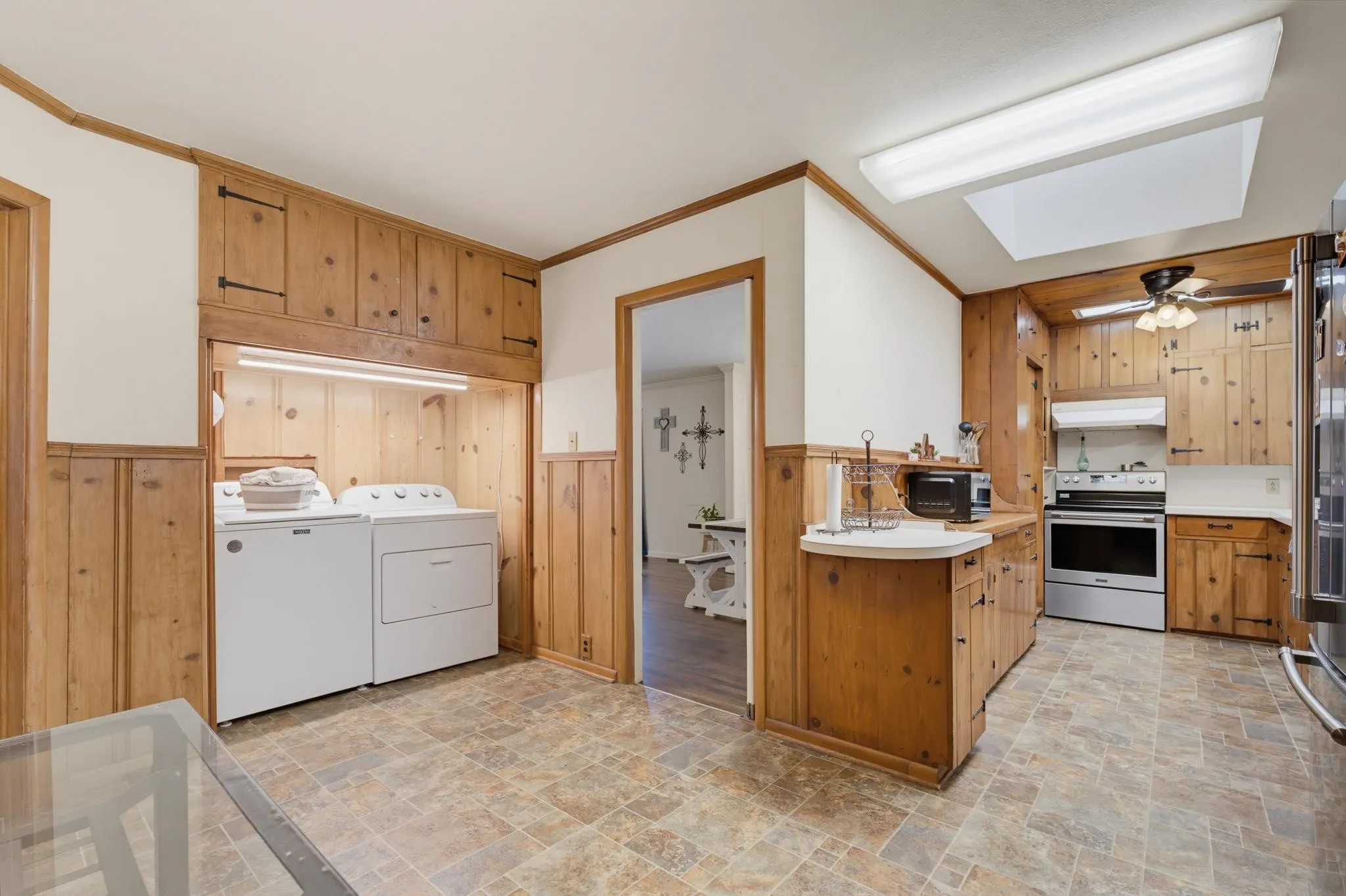Single Family Residence For Sale in Knox County , 360 S 11th Avenue, Munday, Texas 76371, 4 Bedroom, 2 Bathroom, 2 Garage spaces, 1,932 Sqft, built in 1960, mls#21373346, Real Estate Agent in Munday, Homes For Sale in Knox county, Homes For Sale in Munday, Realtor in Munday Texas, Real Estate Brokerage Independent Realty Texas, Luminita Cordes Realtor