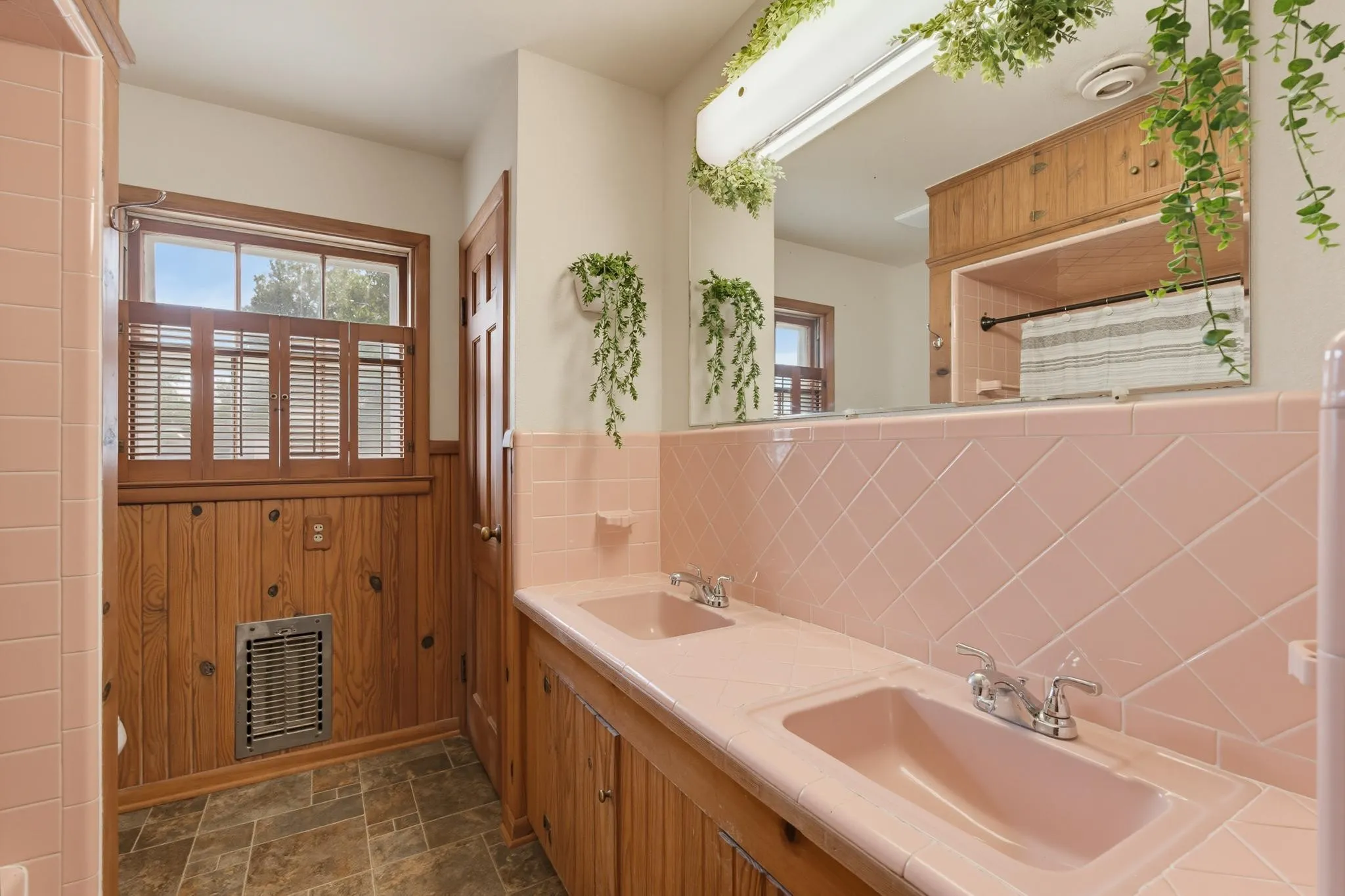 Single Family Residence For Sale in Knox County , 360 S 11th Avenue, Munday, Texas 76371, 4 Bedroom, 2 Bathroom, 2 Garage spaces, 1,932 Sqft, built in 1960, mls#21373346, Real Estate Agent in Munday, Homes For Sale in Knox county, Homes For Sale in Munday, Realtor in Munday Texas, Real Estate Brokerage Independent Realty Texas, Luminita Cordes Realtor
