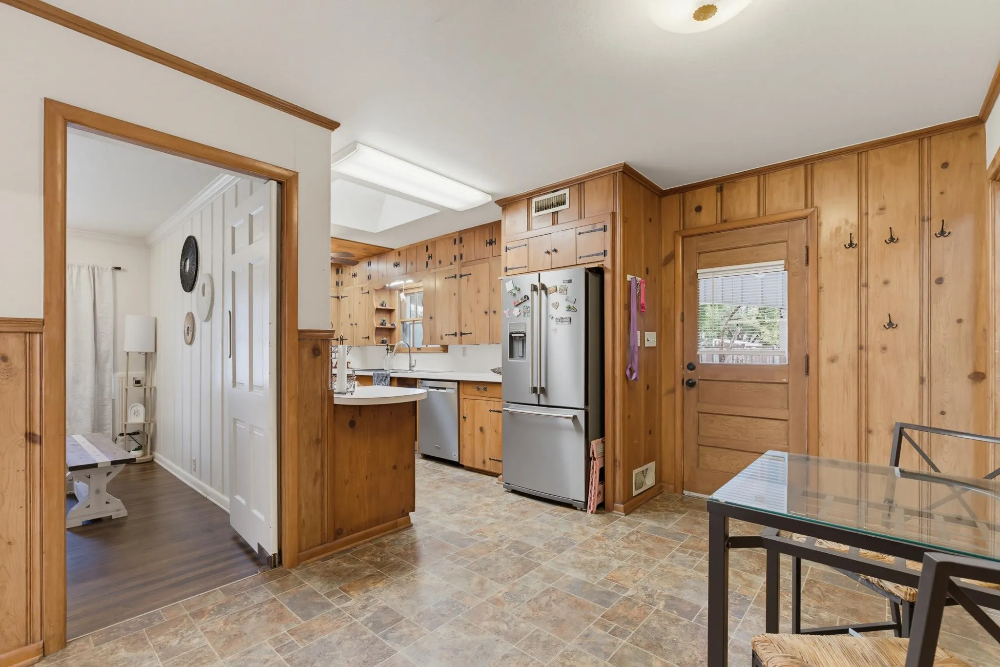 Single Family Residence For Sale in Knox County , 360 S 11th Avenue, Munday, Texas 76371, 4 Bedroom, 2 Bathroom, 2 Garage spaces, 1,932 Sqft, built in 1960, mls#21373346, Real Estate Agent in Munday, Homes For Sale in Knox county, Homes For Sale in Munday, Realtor in Munday Texas, Real Estate Brokerage Independent Realty Texas, Luminita Cordes Realtor