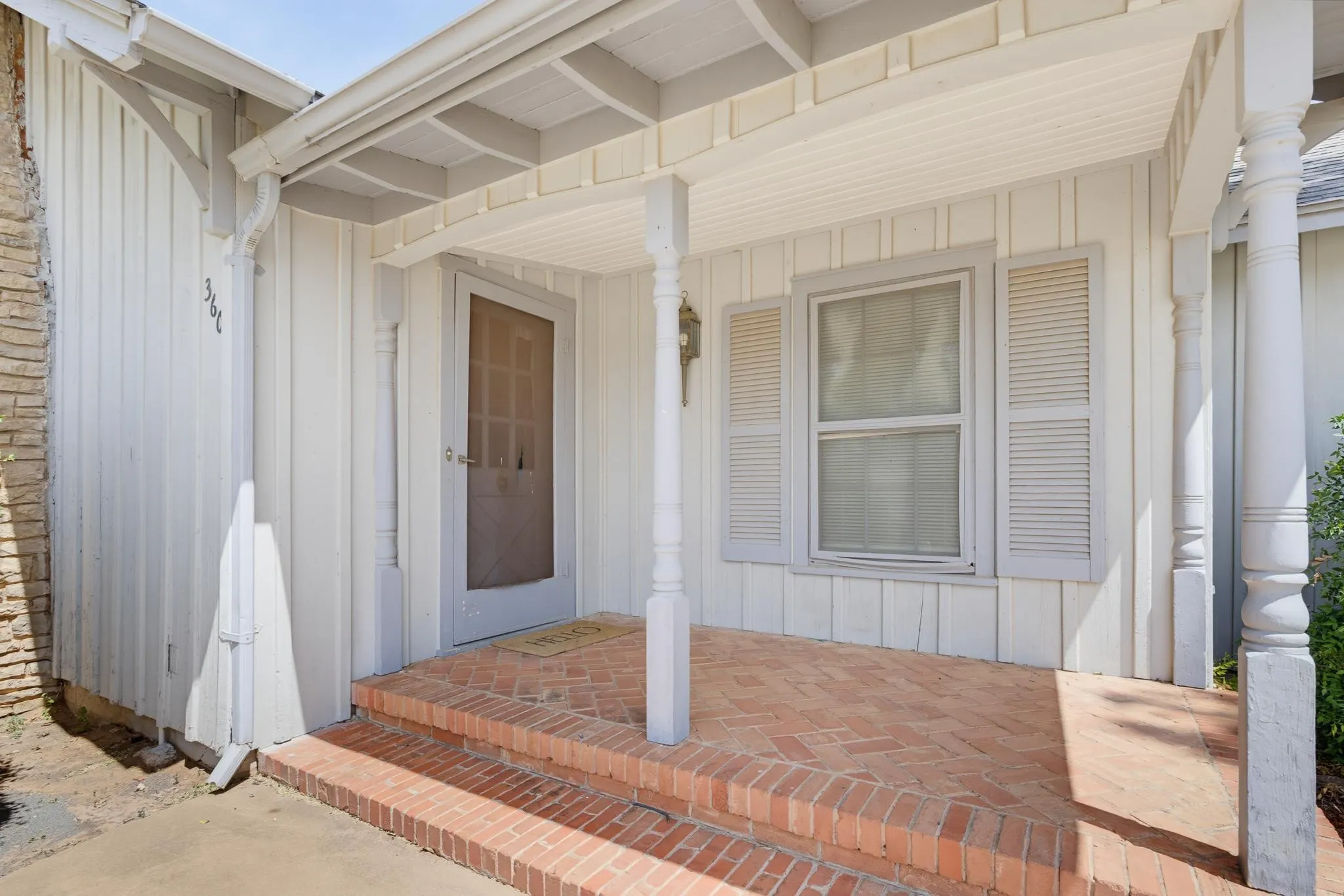 Single Family Residence For Sale in Knox County , 360 S 11th Avenue, Munday, Texas 76371, 4 Bedroom, 2 Bathroom, 2 Garage spaces, 1,932 Sqft, built in 1960, mls#21373346, Real Estate Agent in Munday, Homes For Sale in Knox county, Homes For Sale in Munday, Realtor in Munday Texas, Real Estate Brokerage Independent Realty Texas, Luminita Cordes Realtor