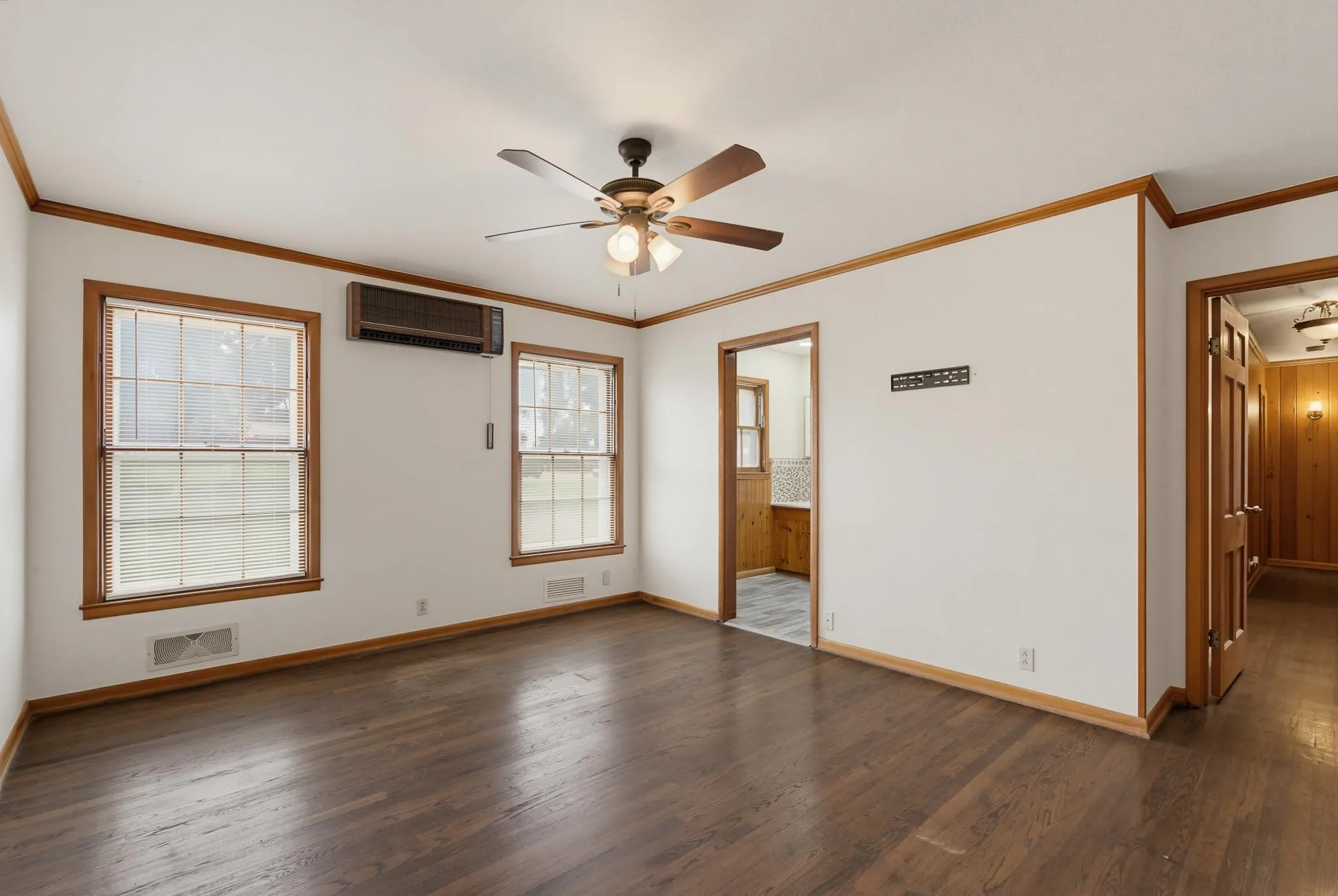 Single Family Residence For Sale in Knox County , 360 S 11th Avenue, Munday, Texas 76371, 4 Bedroom, 2 Bathroom, 2 Garage spaces, 1,932 Sqft, built in 1960, mls#21373346, Real Estate Agent in Munday, Homes For Sale in Knox county, Homes For Sale in Munday, Realtor in Munday Texas, Real Estate Brokerage Independent Realty Texas, Luminita Cordes Realtor