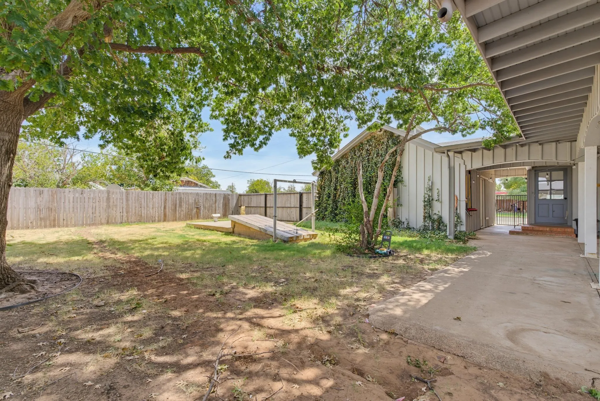 Single Family Residence For Sale in Knox County , 360 S 11th Avenue, Munday, Texas 76371, 4 Bedroom, 2 Bathroom, 2 Garage spaces, 1,932 Sqft, built in 1960, mls#21373346, Real Estate Agent in Munday, Homes For Sale in Knox county, Homes For Sale in Munday, Realtor in Munday Texas, Real Estate Brokerage Independent Realty Texas, Luminita Cordes Realtor