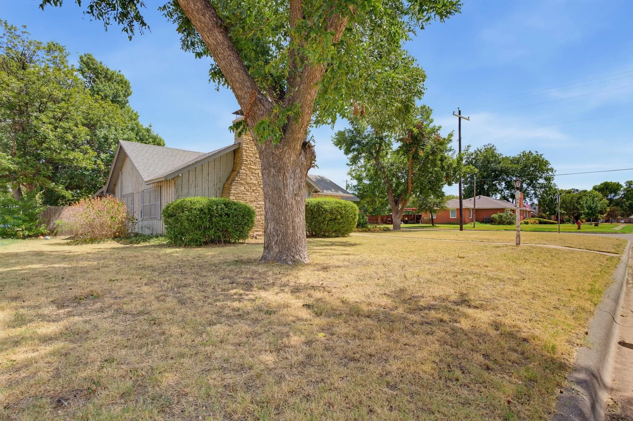 Single Family Residence For Sale in Knox County , 360 S 11th Avenue, Munday, Texas 76371, 4 Bedroom, 2 Bathroom, 2 Garage spaces, 1,932 Sqft, built in 1960, mls#21373346, Real Estate Agent in Munday, Homes For Sale in Knox county, Homes For Sale in Munday, Realtor in Munday Texas, Real Estate Brokerage Independent Realty Texas, Luminita Cordes Realtor