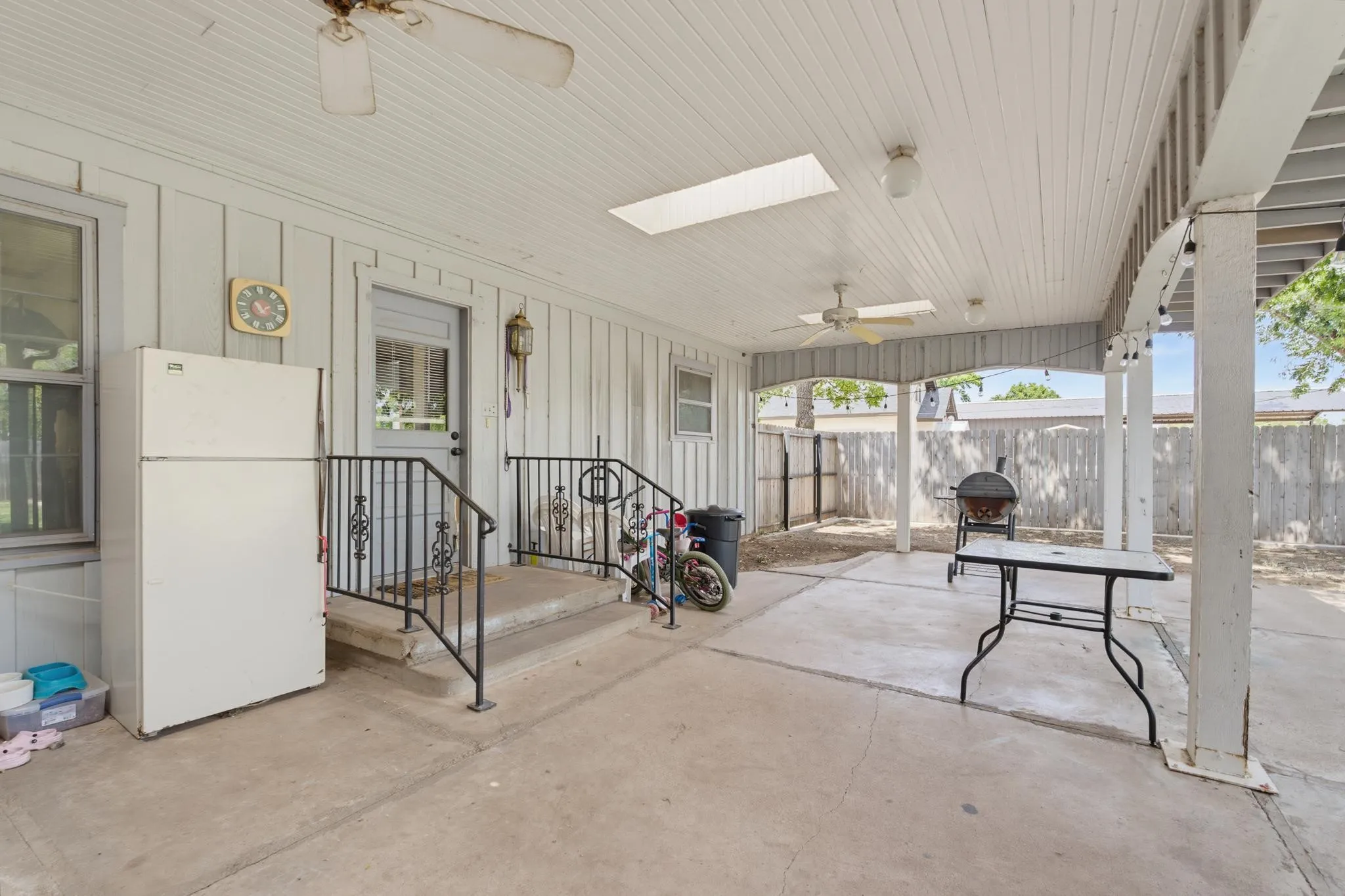 Single Family Residence For Sale in Knox County , 360 S 11th Avenue, Munday, Texas 76371, 4 Bedroom, 2 Bathroom, 2 Garage spaces, 1,932 Sqft, built in 1960, mls#21373346, Real Estate Agent in Munday, Homes For Sale in Knox county, Homes For Sale in Munday, Realtor in Munday Texas, Real Estate Brokerage Independent Realty Texas, Luminita Cordes Realtor