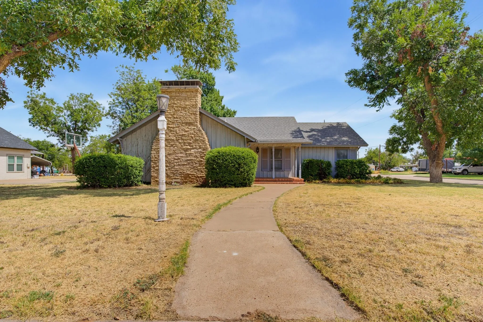 Single Family Residence For Sale in Knox County , 360 S 11th Avenue, Munday, Texas 76371, 4 Bedroom, 2 Bathroom, 2 Garage spaces, 1,932 Sqft, built in 1960, mls#21373346, Real Estate Agent in Munday, Homes For Sale in Knox county, Homes For Sale in Munday, Realtor in Munday Texas, Real Estate Brokerage Independent Realty Texas, Luminita Cordes Realtor