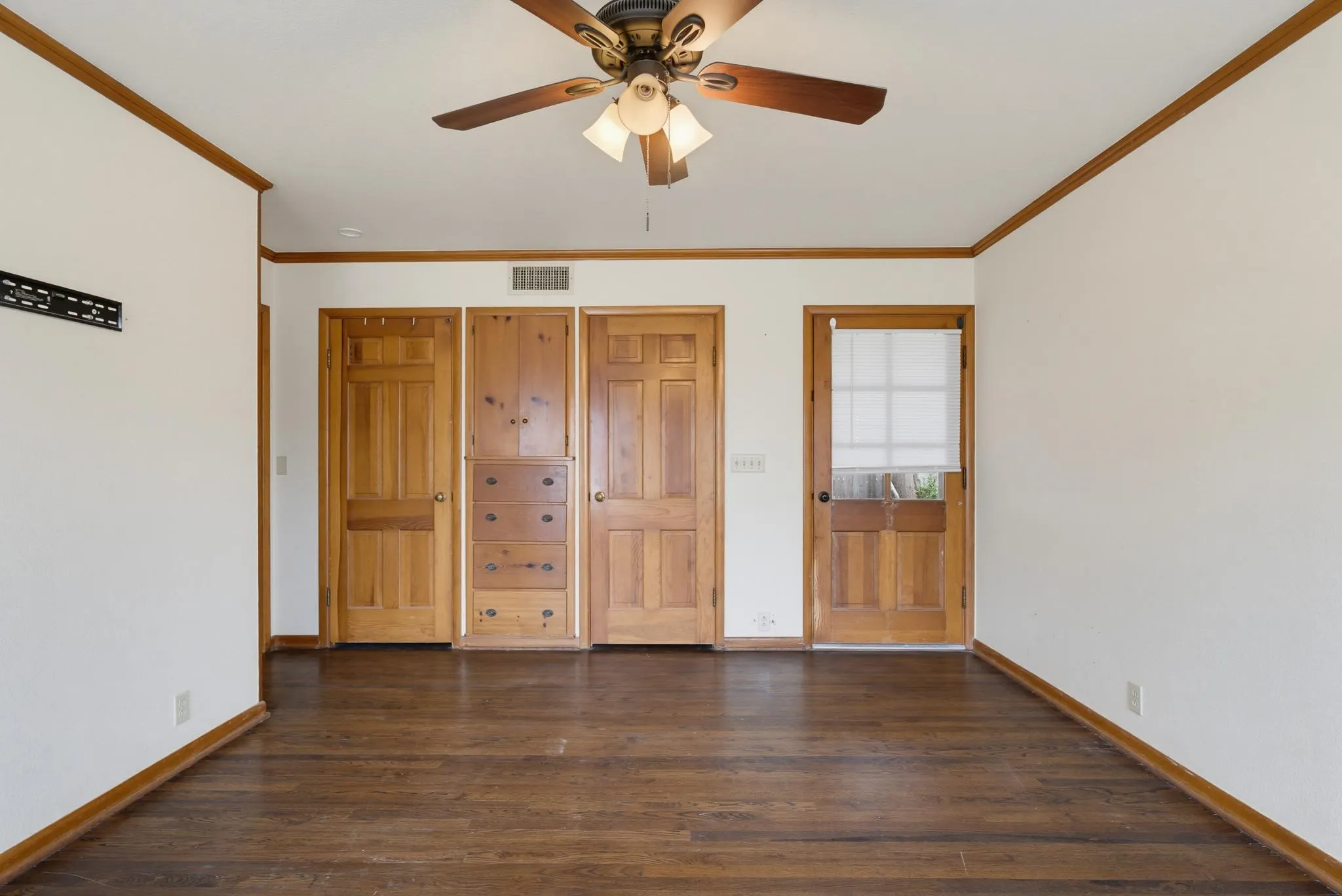 Single Family Residence For Sale in Knox County , 360 S 11th Avenue, Munday, Texas 76371, 4 Bedroom, 2 Bathroom, 2 Garage spaces, 1,932 Sqft, built in 1960, mls#21373346, Real Estate Agent in Munday, Homes For Sale in Knox county, Homes For Sale in Munday, Realtor in Munday Texas, Real Estate Brokerage Independent Realty Texas, Luminita Cordes Realtor