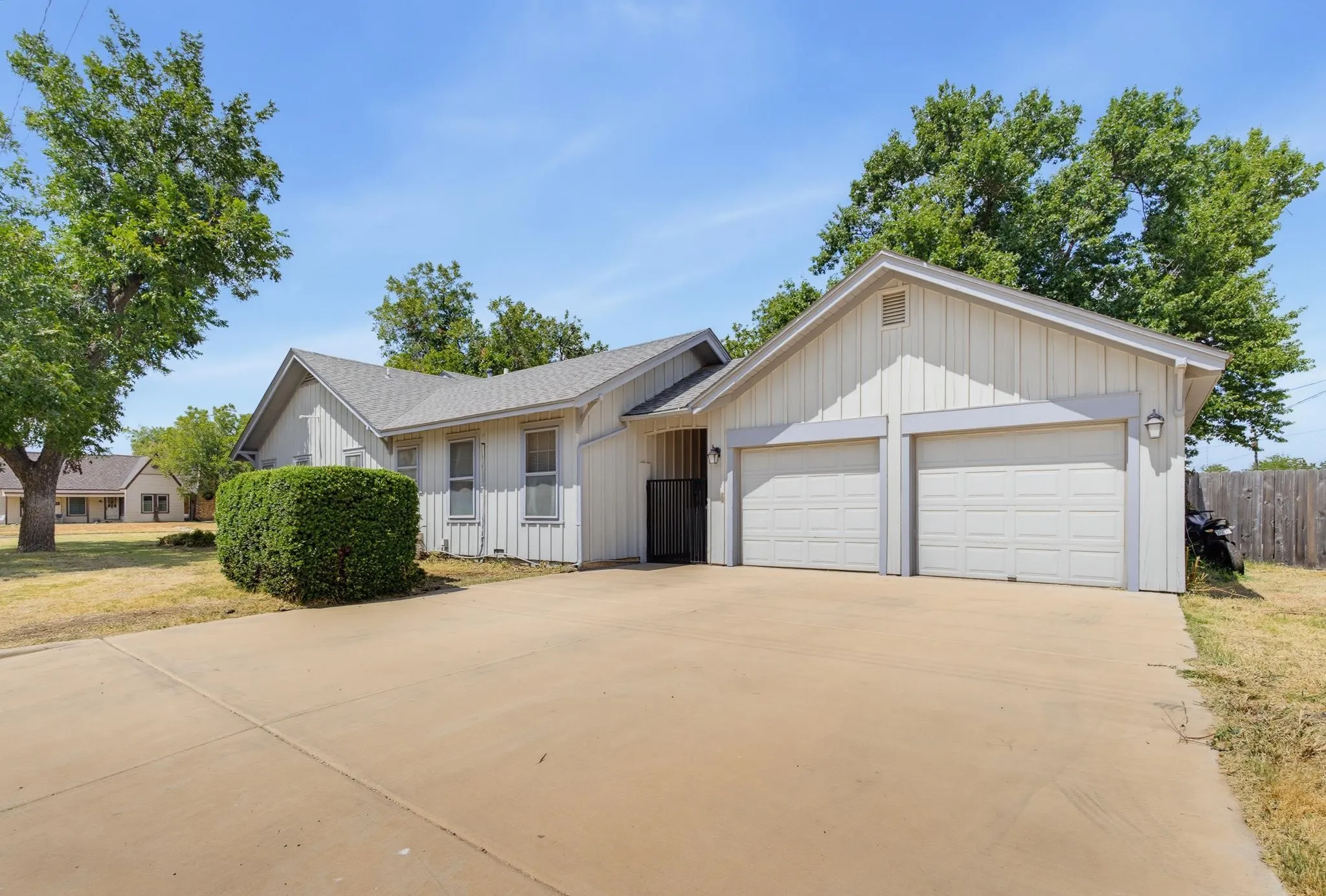 Single Family Residence For Sale in Knox County , 360 S 11th Avenue, Munday, Texas 76371, 4 Bedroom, 2 Bathroom, 2 Garage spaces, 1,932 Sqft, built in 1960, mls#21373346, Real Estate Agent in Munday, Homes For Sale in Knox county, Homes For Sale in Munday, Realtor in Munday Texas, Real Estate Brokerage Independent Realty Texas, Luminita Cordes Realtor