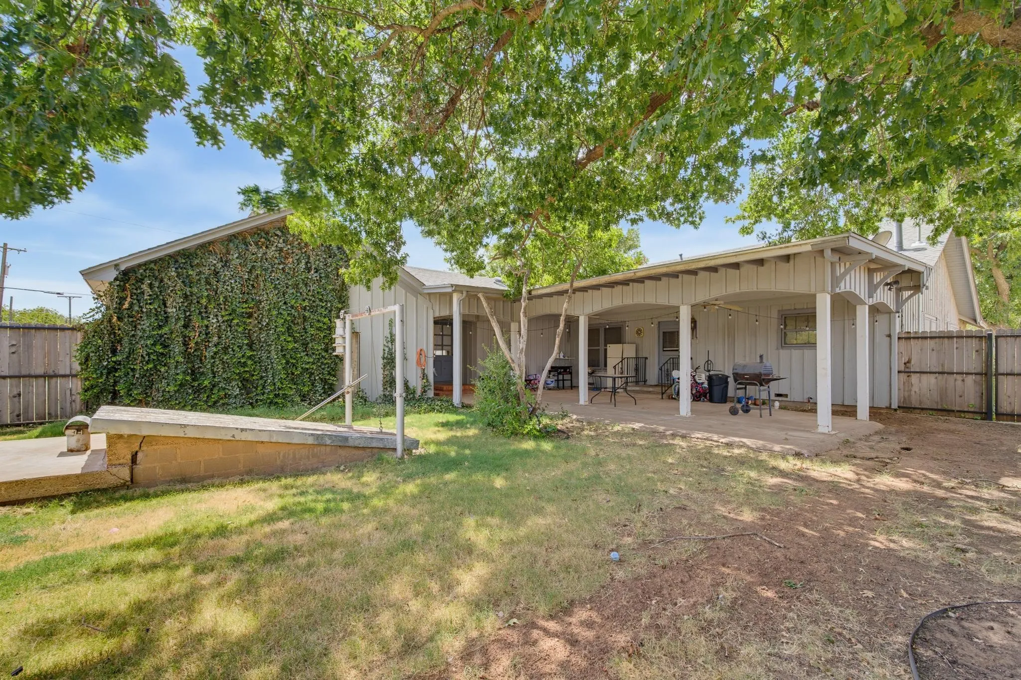 Single Family Residence For Sale in Knox County , 360 S 11th Avenue, Munday, Texas 76371, 4 Bedroom, 2 Bathroom, 2 Garage spaces, 1,932 Sqft, built in 1960, mls#21373346, Real Estate Agent in Munday, Homes For Sale in Knox county, Homes For Sale in Munday, Realtor in Munday Texas, Real Estate Brokerage Independent Realty Texas, Luminita Cordes Realtor