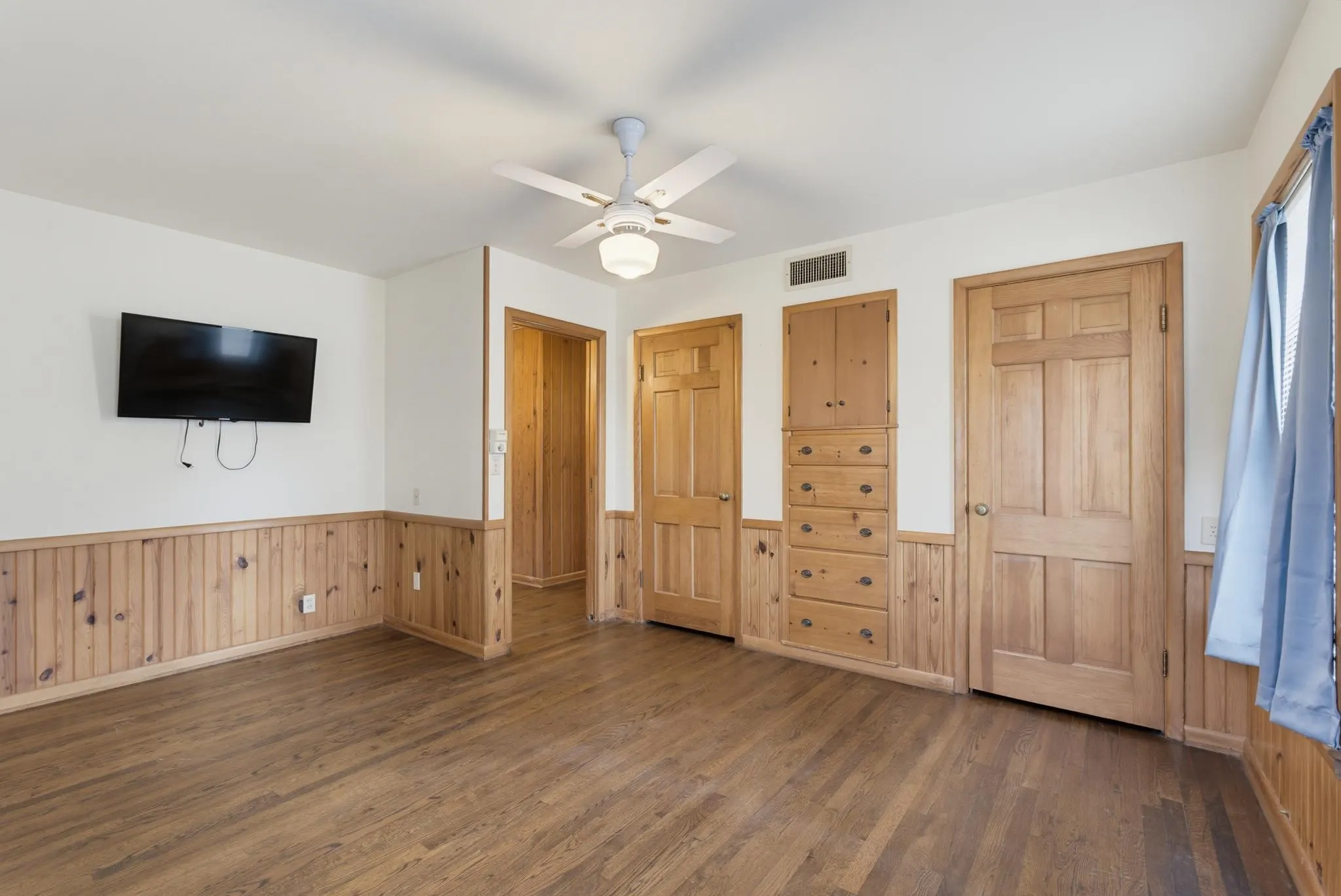 Single Family Residence For Sale in Knox County , 360 S 11th Avenue, Munday, Texas 76371, 4 Bedroom, 2 Bathroom, 2 Garage spaces, 1,932 Sqft, built in 1960, mls#21373346, Real Estate Agent in Munday, Homes For Sale in Knox county, Homes For Sale in Munday, Realtor in Munday Texas, Real Estate Brokerage Independent Realty Texas, Luminita Cordes Realtor