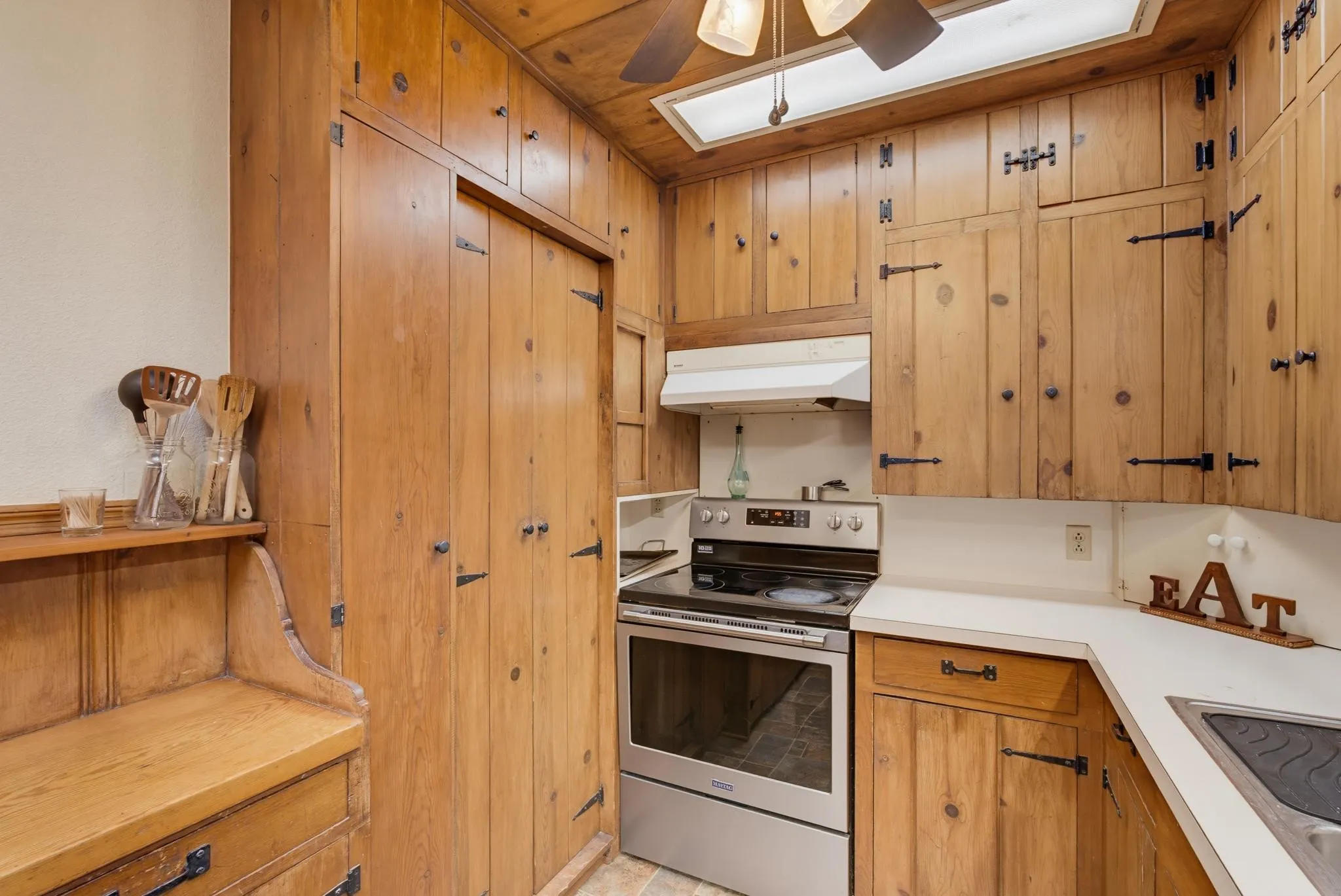Single Family Residence For Sale in Knox County , 360 S 11th Avenue, Munday, Texas 76371, 4 Bedroom, 2 Bathroom, 2 Garage spaces, 1,932 Sqft, built in 1960, mls#21373346, Real Estate Agent in Munday, Homes For Sale in Knox county, Homes For Sale in Munday, Realtor in Munday Texas, Real Estate Brokerage Independent Realty Texas, Luminita Cordes Realtor
