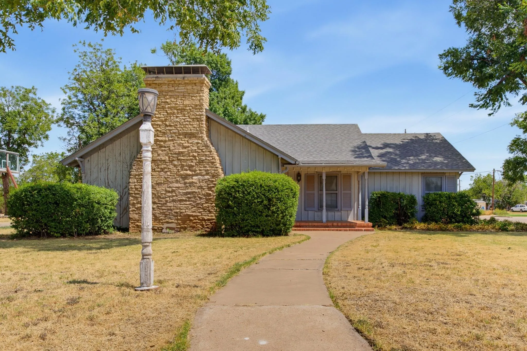 Single Family Residence For Sale in Knox County , 360 S 11th Avenue, Munday, Texas 76371, 4 Bedroom, 2 Bathroom, 2 Garage spaces, 1,932 Sqft, built in 1960, mls#21373346, Real Estate Agent in Munday, Homes For Sale in Knox county, Homes For Sale in Munday, Realtor in Munday Texas, Real Estate Brokerage Independent Realty Texas, Luminita Cordes Realtor