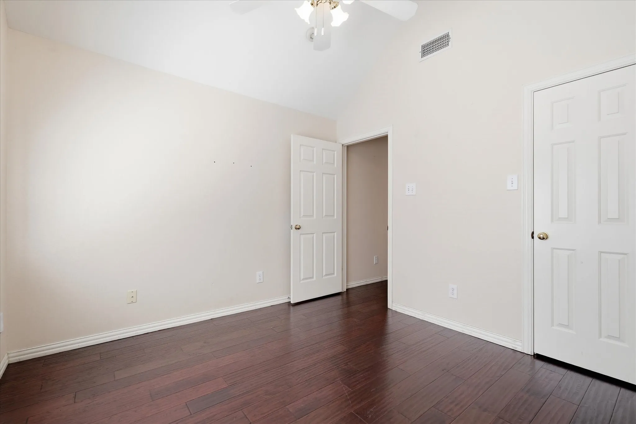 Single Family Residence For Rent in Dallas County , 14608 Hawthorne Court, Addison, Texas 75001, 3 Bedroom, 2 Bathroom, 2 Garage spaces, 1,805 Sqft, built in 1994, mls#21372460, Real Estate Agent in Addison, Homes For Rent in Dallas county, Homes For Rent in Addison, Realtor in Addison Texas, Real Estate Brokerage Independent Realty Texas, Luminita Cordes Realtor