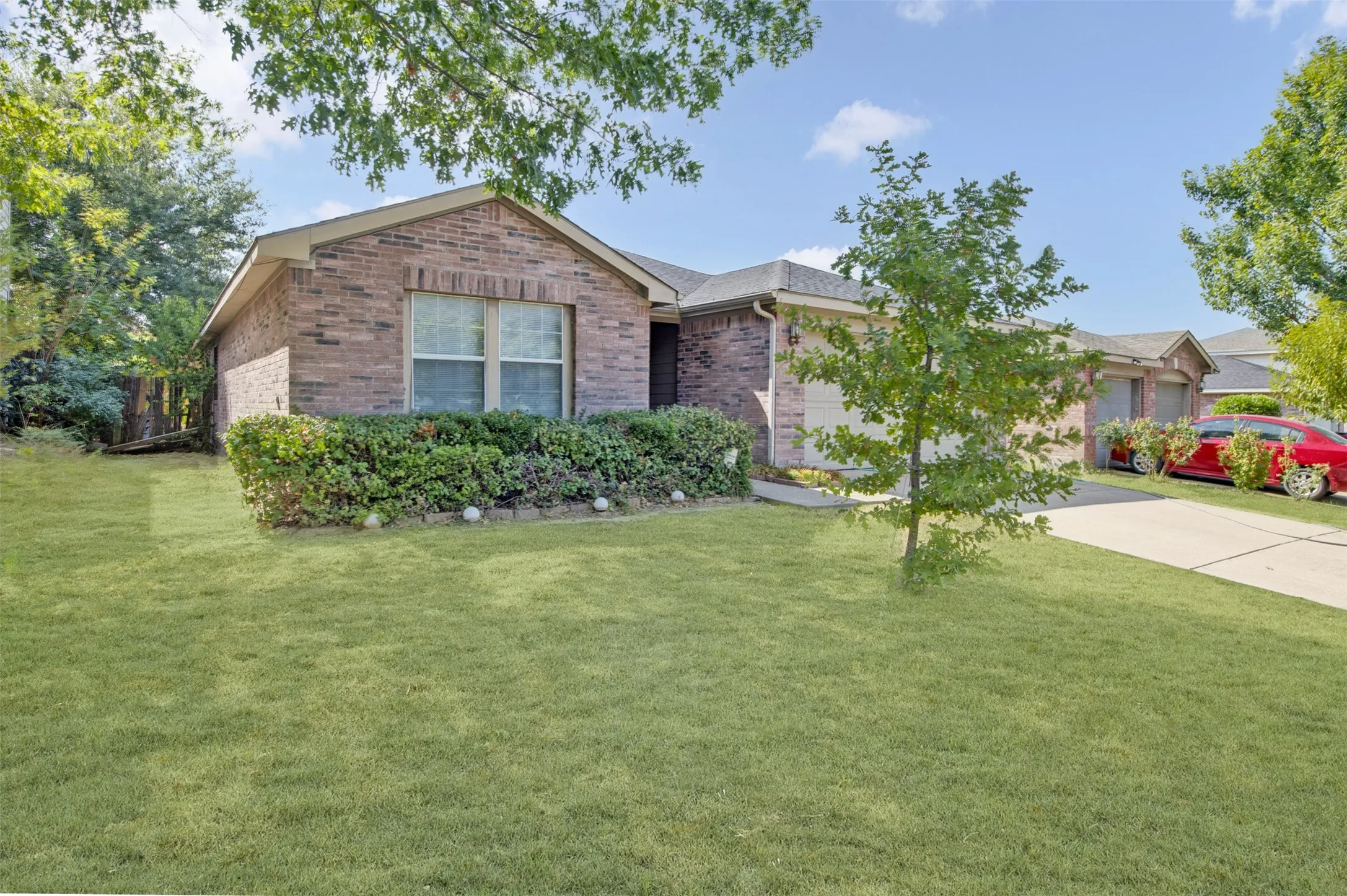 Single Family Residence For Sale in Dallas County , 6833 Rondo Drive, Dallas, Texas 75241, 3 Bedroom, 2 Bathroom, 2 Garage spaces, 1,850 Sqft, built in 2003, mls#21373875, Real Estate Agent in Dallas, Homes For Sale in Dallas county, Homes For Sale in Dallas, Realtor in Dallas Texas, Real Estate Brokerage Independent Realty Texas, Luminita Cordes Realtor