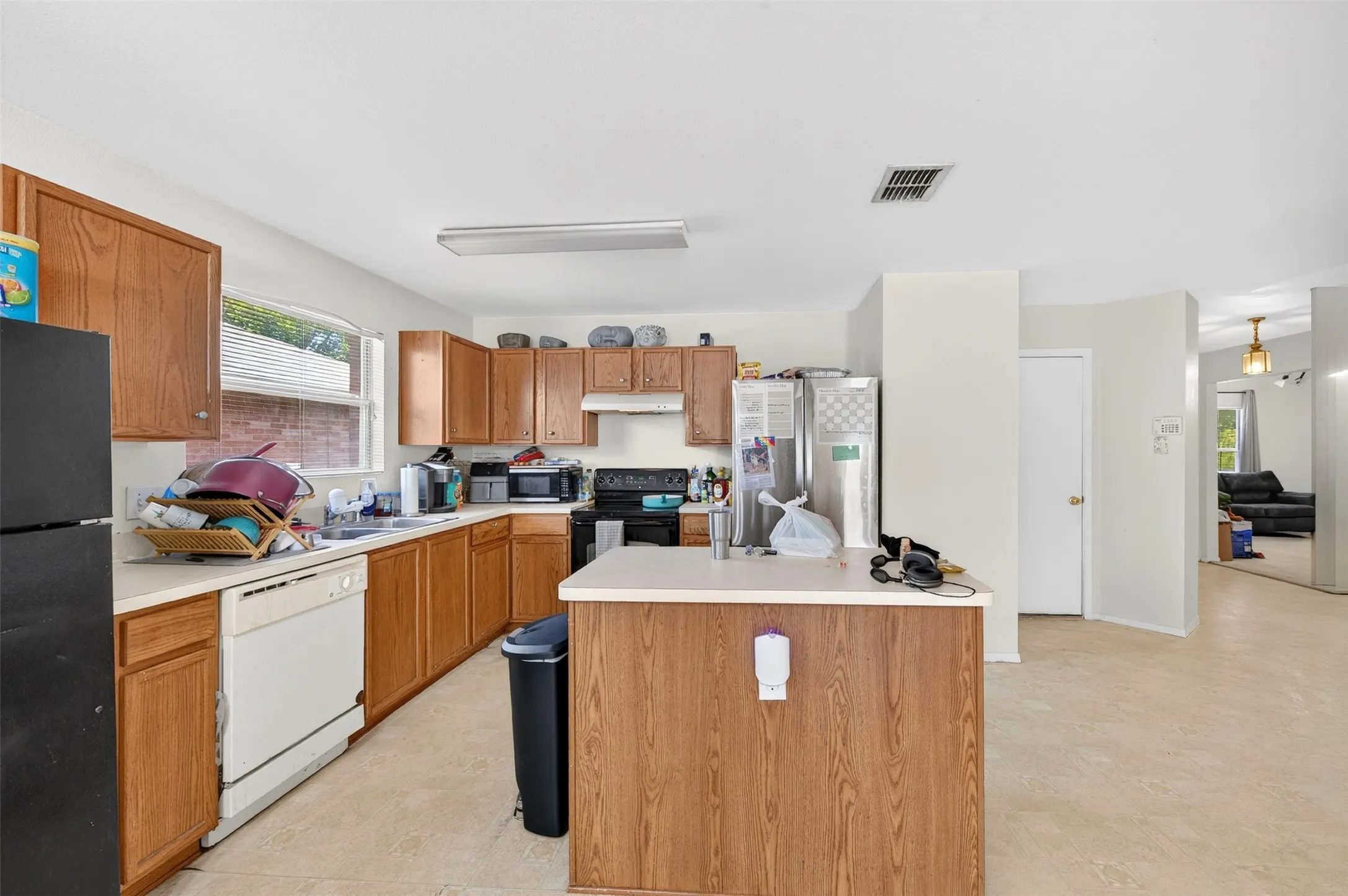 Single Family Residence For Sale in Dallas County , 6833 Rondo Drive, Dallas, Texas 75241, 3 Bedroom, 2 Bathroom, 2 Garage spaces, 1,850 Sqft, built in 2003, mls#21373875, Real Estate Agent in Dallas, Homes For Sale in Dallas county, Homes For Sale in Dallas, Realtor in Dallas Texas, Real Estate Brokerage Independent Realty Texas, Luminita Cordes Realtor