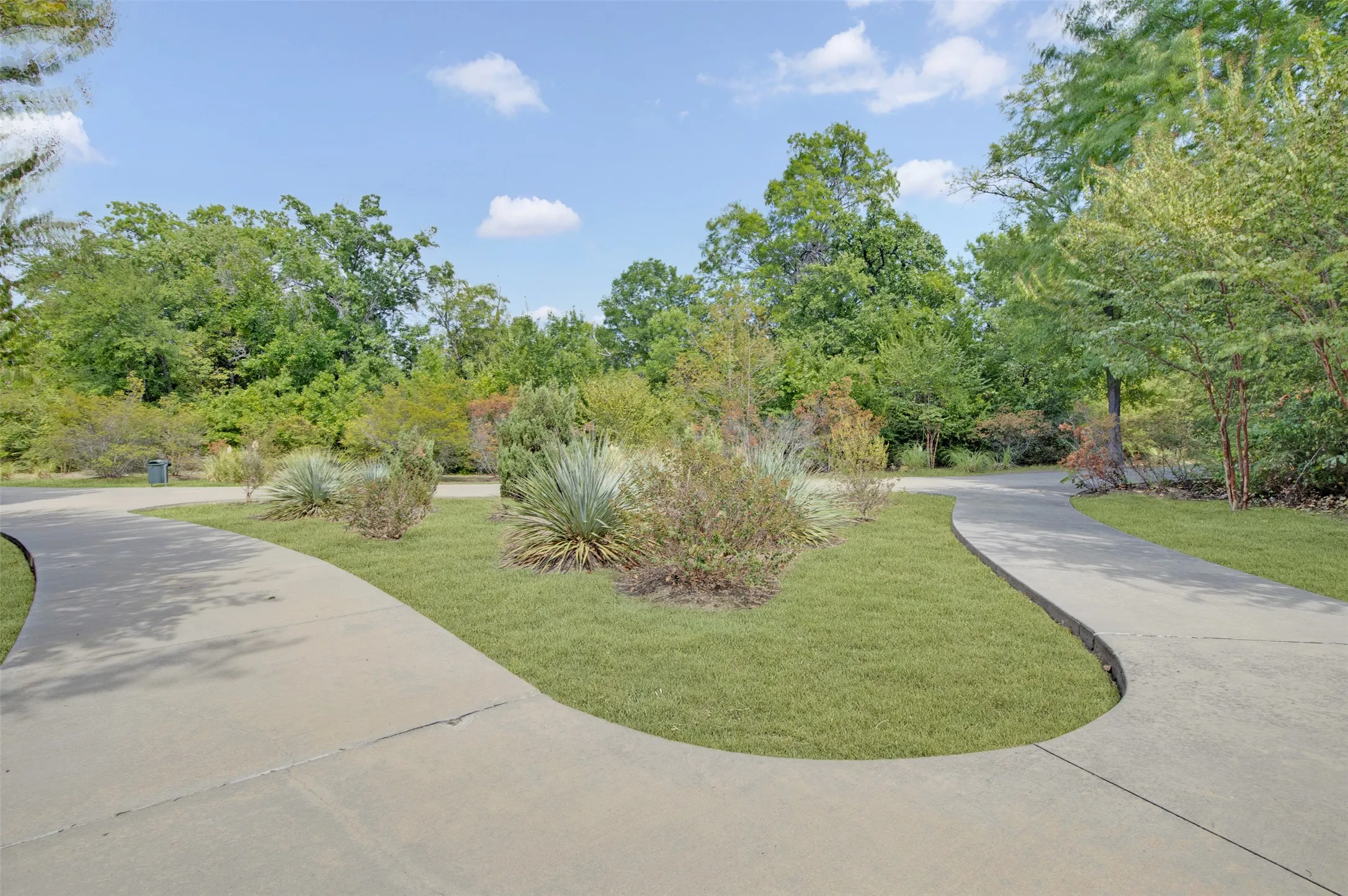 Single Family Residence For Sale in Dallas County , 6833 Rondo Drive, Dallas, Texas 75241, 3 Bedroom, 2 Bathroom, 2 Garage spaces, 1,850 Sqft, built in 2003, mls#21373875, Real Estate Agent in Dallas, Homes For Sale in Dallas county, Homes For Sale in Dallas, Realtor in Dallas Texas, Real Estate Brokerage Independent Realty Texas, Luminita Cordes Realtor