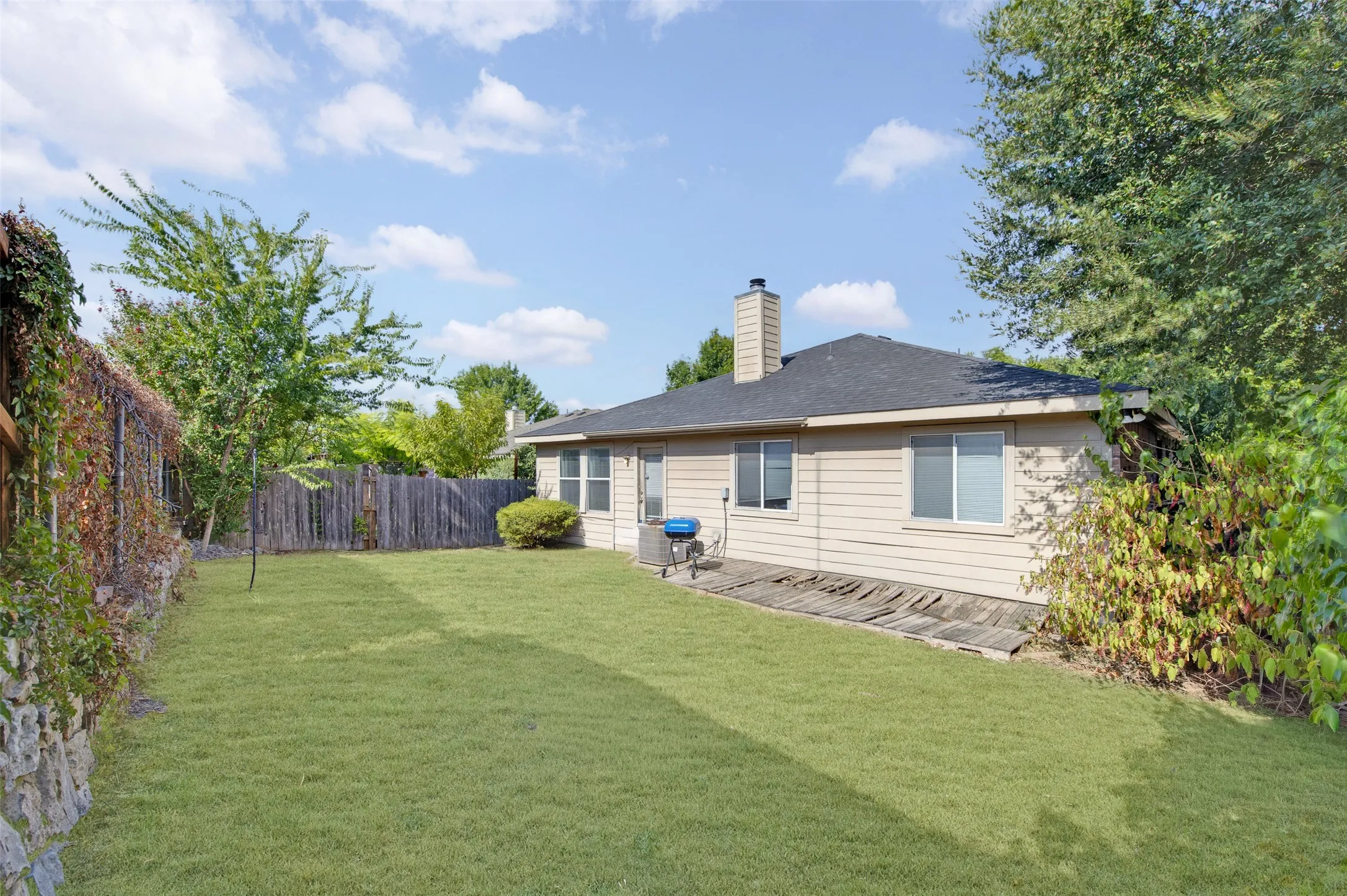 Single Family Residence For Sale in Dallas County , 6833 Rondo Drive, Dallas, Texas 75241, 3 Bedroom, 2 Bathroom, 2 Garage spaces, 1,850 Sqft, built in 2003, mls#21373875, Real Estate Agent in Dallas, Homes For Sale in Dallas county, Homes For Sale in Dallas, Realtor in Dallas Texas, Real Estate Brokerage Independent Realty Texas, Luminita Cordes Realtor