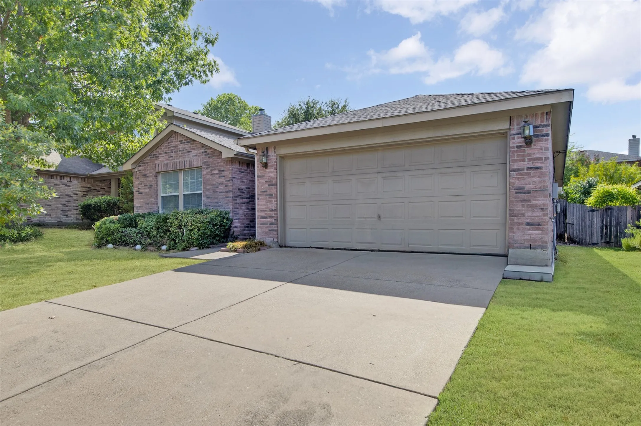 Single Family Residence For Sale in Dallas County , 6833 Rondo Drive, Dallas, Texas 75241, 3 Bedroom, 2 Bathroom, 2 Garage spaces, 1,850 Sqft, built in 2003, mls#21373875, Real Estate Agent in Dallas, Homes For Sale in Dallas county, Homes For Sale in Dallas, Realtor in Dallas Texas, Real Estate Brokerage Independent Realty Texas, Luminita Cordes Realtor
