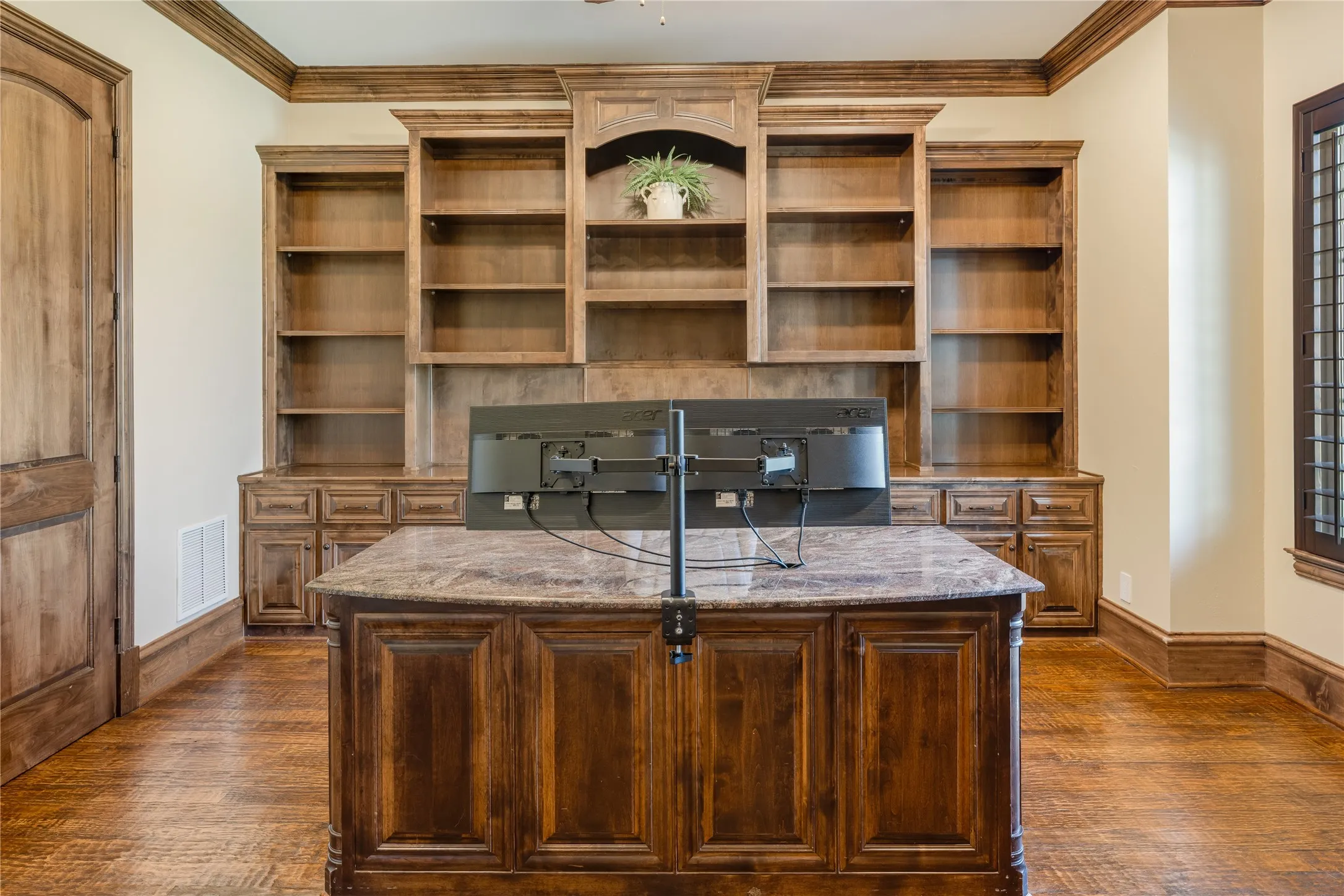 Single Family Residence For Sale in Dallas County , 218 Tanner Creek Circle, Sunnyvale, Texas 75182, 5 Bedroom, 6 Bathroom, 5 Garage spaces, 5,921 Sqft, built in 2014, mls#21374774, Real Estate Agent in Sunnyvale, Homes For Sale in Dallas county, Homes For Sale in Sunnyvale, Realtor in Sunnyvale Texas, Real Estate Brokerage Independent Realty Texas, Luminita Cordes Realtor