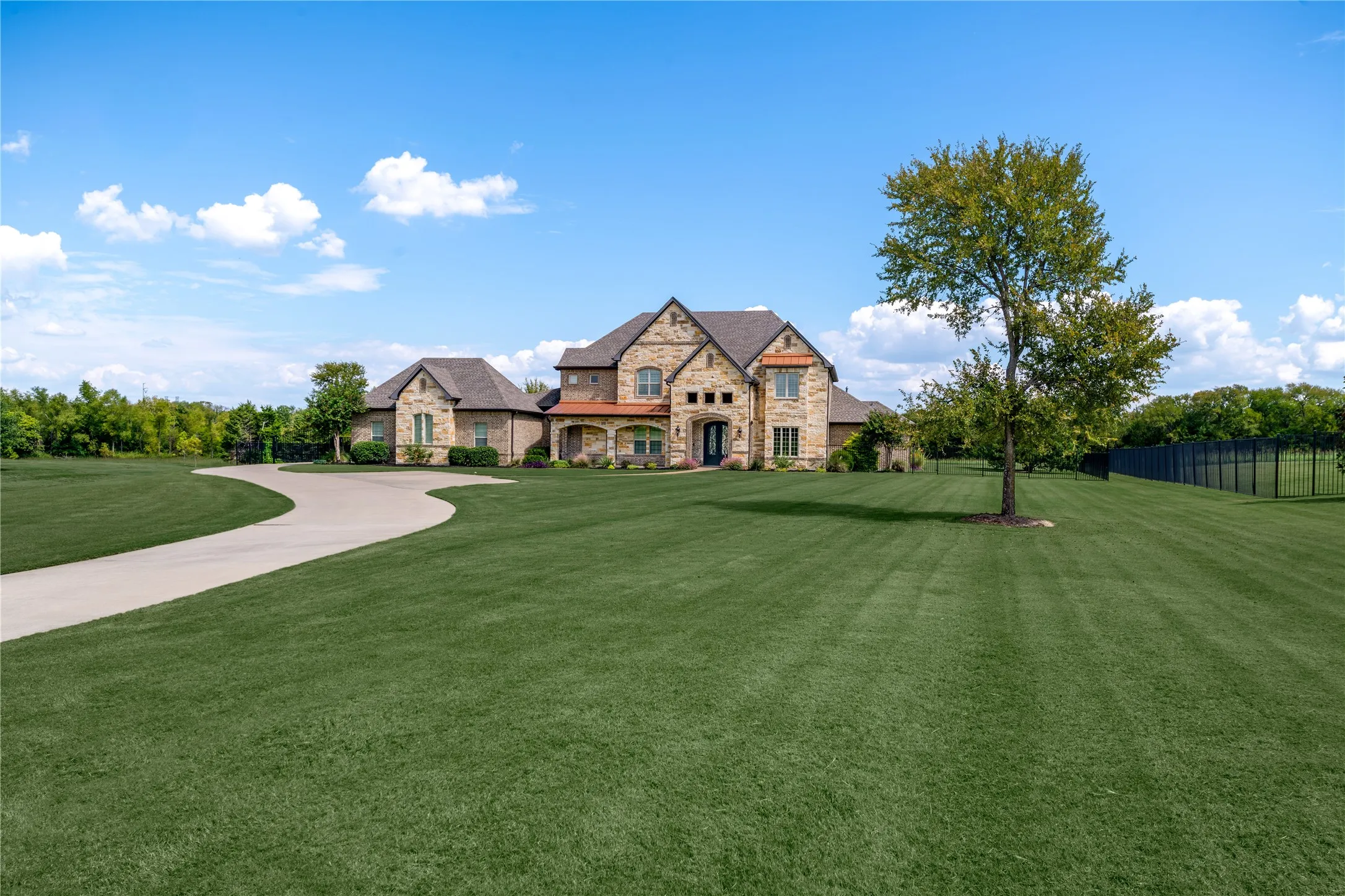 Single Family Residence For Sale in Dallas County , 218 Tanner Creek Circle, Sunnyvale, Texas 75182, 5 Bedroom, 6 Bathroom, 5 Garage spaces, 5,921 Sqft, built in 2014, mls#21374774, Real Estate Agent in Sunnyvale, Homes For Sale in Dallas county, Homes For Sale in Sunnyvale, Realtor in Sunnyvale Texas, Real Estate Brokerage Independent Realty Texas, Luminita Cordes Realtor