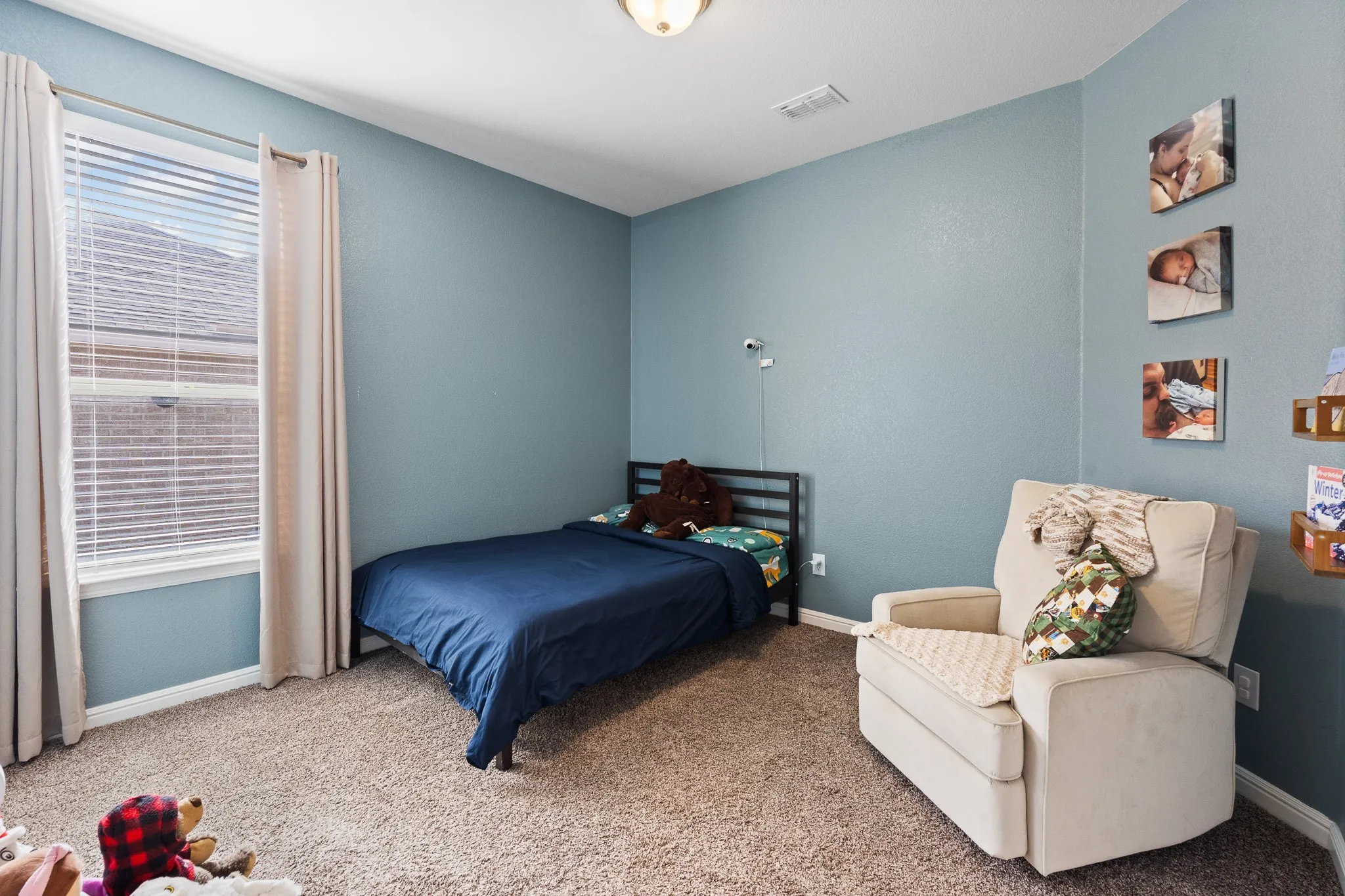 Carpeted room with a single window featuring horizontal blinds