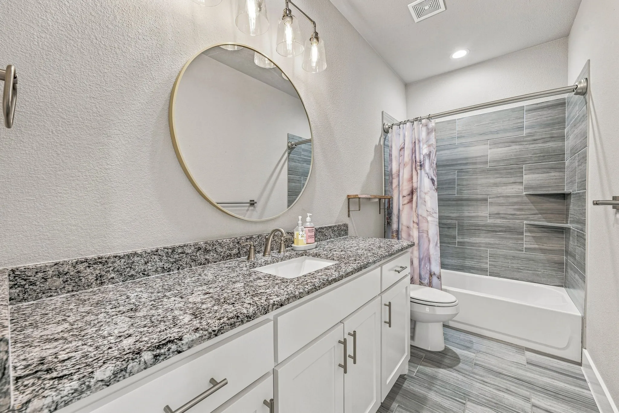 Single Family Residence For Sale in Johnson County , 212 Buena Vista Drive, Godley, Texas 76044, 4 Bedroom, 3 Bathroom, 3 Garage spaces, 2,867 Sqft, built in 2021, mls#21373148, Real Estate Agent in Godley, Homes For Sale in Johnson county, Homes For Sale in Godley, Realtor in Godley Texas, Real Estate Brokerage Independent Realty Texas, Luminita Cordes Realtor
