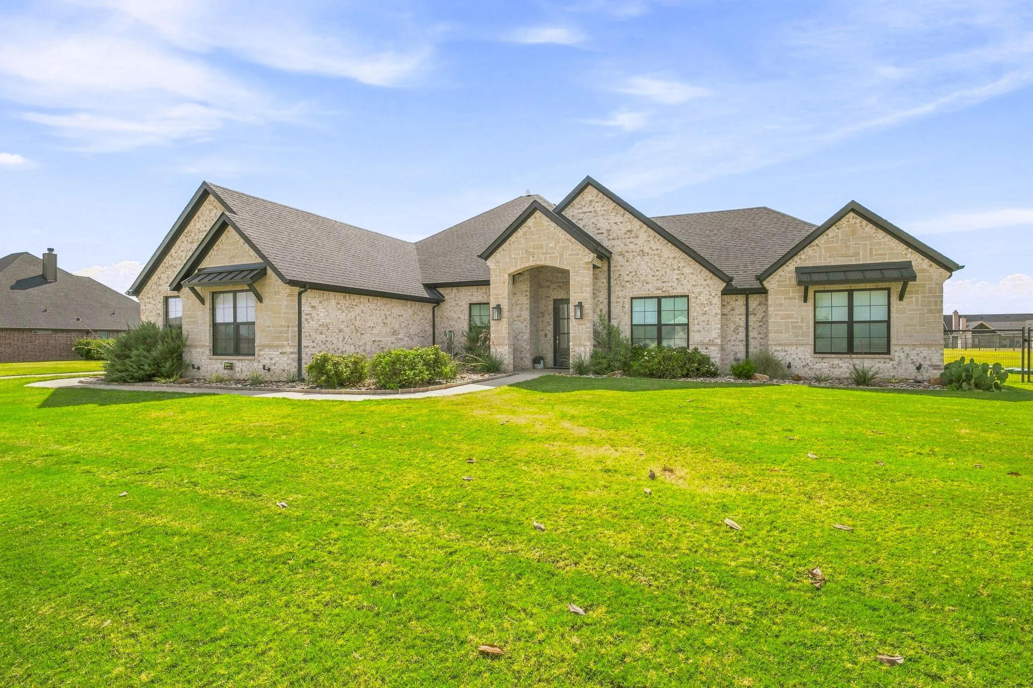 Single Family Residence For Sale in Johnson County , 212 Buena Vista Drive, Godley, Texas 76044, 4 Bedroom, 3 Bathroom, 3 Garage spaces, 2,867 Sqft, built in 2021, mls#21373148, Real Estate Agent in Godley, Homes For Sale in Johnson county, Homes For Sale in Godley, Realtor in Godley Texas, Real Estate Brokerage Independent Realty Texas, Luminita Cordes Realtor