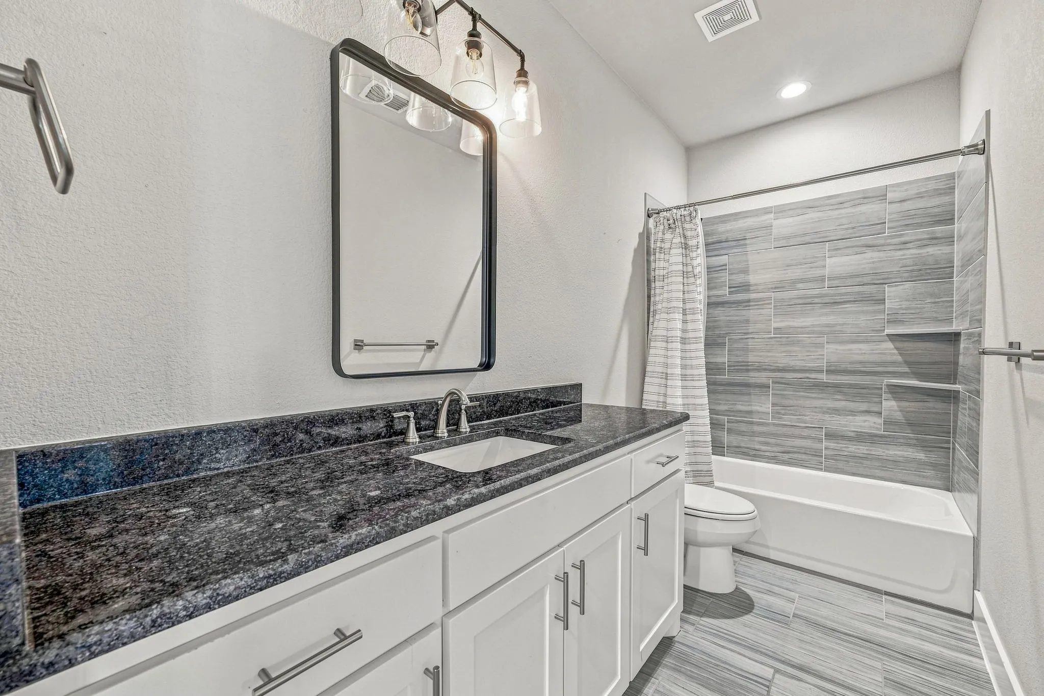Single Family Residence For Sale in Johnson County , 212 Buena Vista Drive, Godley, Texas 76044, 4 Bedroom, 3 Bathroom, 3 Garage spaces, 2,867 Sqft, built in 2021, mls#21373148, Real Estate Agent in Godley, Homes For Sale in Johnson county, Homes For Sale in Godley, Realtor in Godley Texas, Real Estate Brokerage Independent Realty Texas, Luminita Cordes Realtor