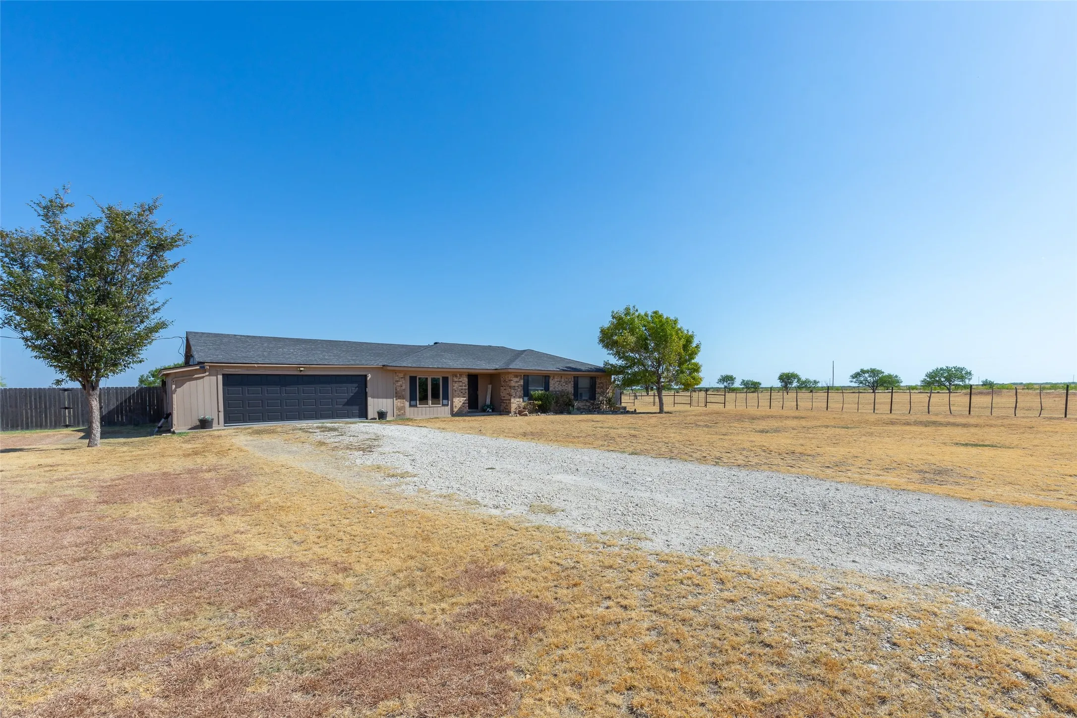 Single Family Residence For Sale in Taylor County , 1948 Elmdale Road S, Abilene, Texas 79602, 3 Bedroom, 2 Bathroom, 2 Garage spaces, 1,396 Sqft, built in 1978, mls#21368284, Real Estate Agent in Abilene, Homes For Sale in Taylor county, Homes For Sale in Abilene, Realtor in Abilene Texas, Real Estate Brokerage Independent Realty Texas, Luminita Cordes Realtor