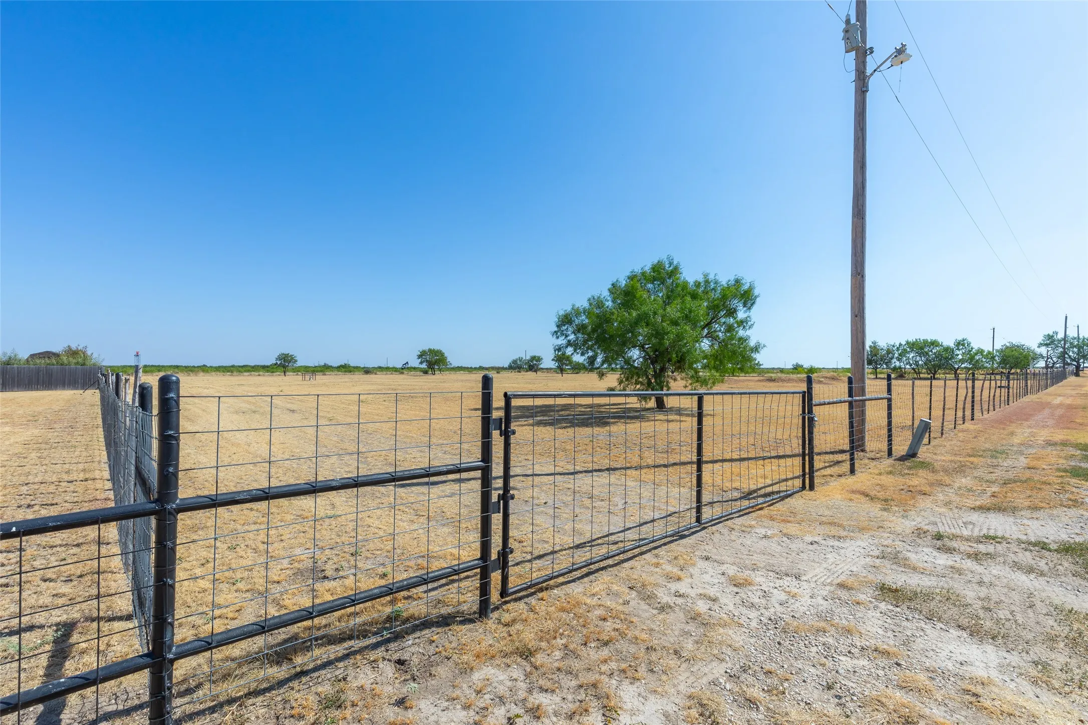 Single Family Residence For Sale in Taylor County , 1948 Elmdale Road S, Abilene, Texas 79602, 3 Bedroom, 2 Bathroom, 2 Garage spaces, 1,396 Sqft, built in 1978, mls#21368284, Real Estate Agent in Abilene, Homes For Sale in Taylor county, Homes For Sale in Abilene, Realtor in Abilene Texas, Real Estate Brokerage Independent Realty Texas, Luminita Cordes Realtor