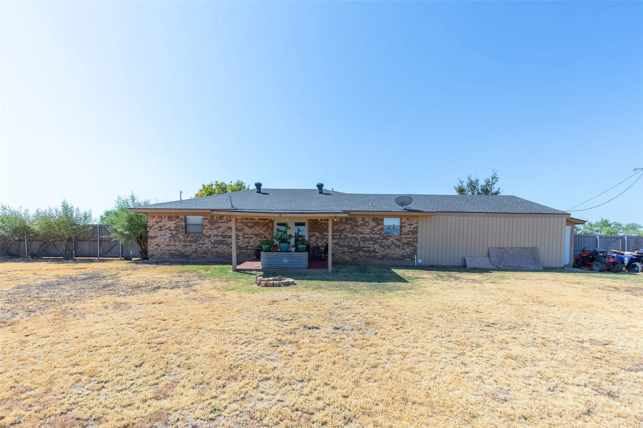 Single Family Residence For Sale in Taylor County , 1948 Elmdale Road S, Abilene, Texas 79602, 3 Bedroom, 2 Bathroom, 2 Garage spaces, 1,396 Sqft, built in 1978, mls#21368284, Real Estate Agent in Abilene, Homes For Sale in Taylor county, Homes For Sale in Abilene, Realtor in Abilene Texas, Real Estate Brokerage Independent Realty Texas, Luminita Cordes Realtor