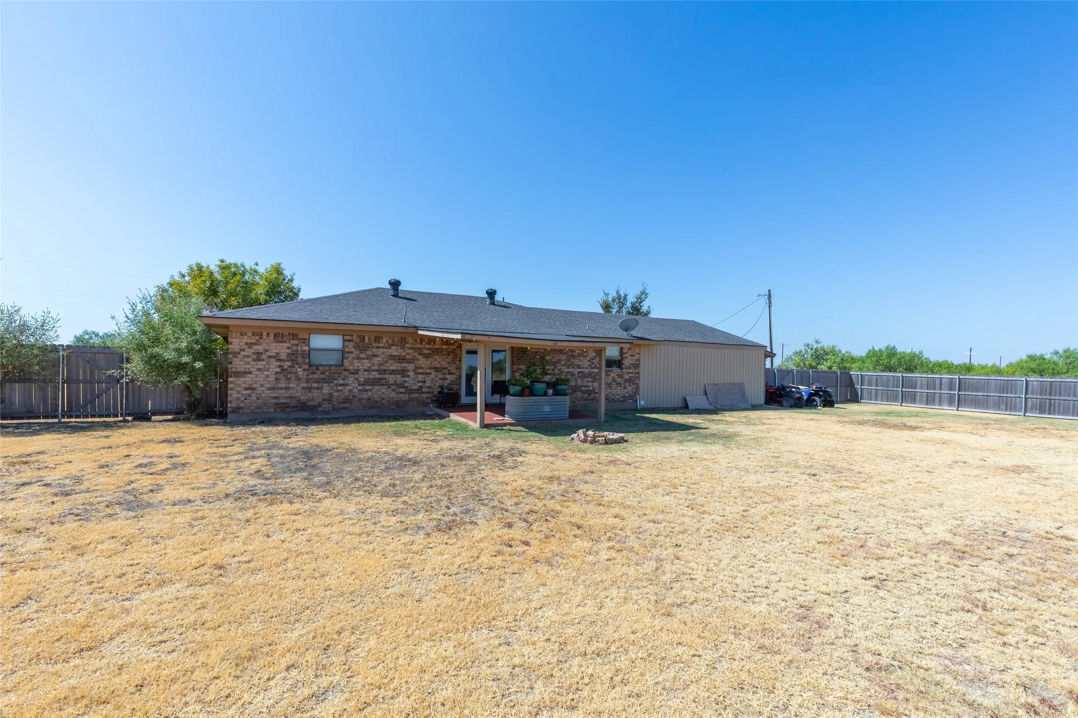 Single Family Residence For Sale in Taylor County , 1948 Elmdale Road S, Abilene, Texas 79602, 3 Bedroom, 2 Bathroom, 2 Garage spaces, 1,396 Sqft, built in 1978, mls#21368284, Real Estate Agent in Abilene, Homes For Sale in Taylor county, Homes For Sale in Abilene, Realtor in Abilene Texas, Real Estate Brokerage Independent Realty Texas, Luminita Cordes Realtor