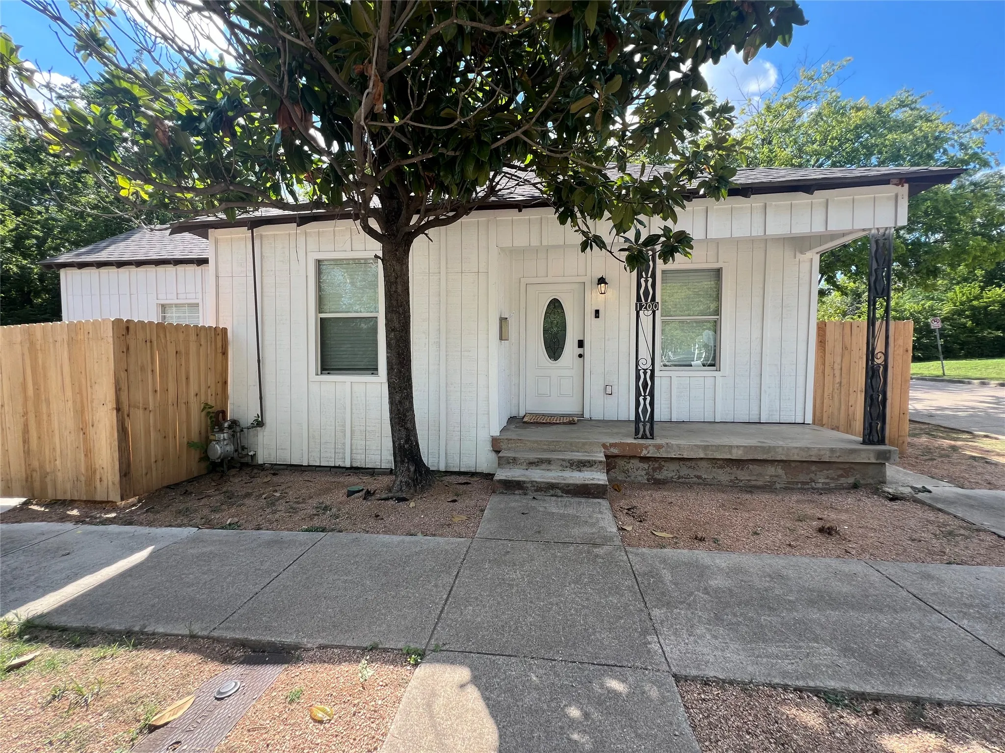 Single Family Residence For Sale in Tarrant County , 1200 New York Avenue, Fort Worth, Texas 76104, 3 Bedroom, 2 Bathroom, Garage spaces, 1,032 Sqft, built in 1926, mls#21374794, Real Estate Agent in Fort Worth, Homes For Sale in Tarrant county, Homes For Sale in Fort Worth, Realtor in Fort Worth Texas, Real Estate Brokerage Independent Realty Texas, Luminita Cordes Realtor