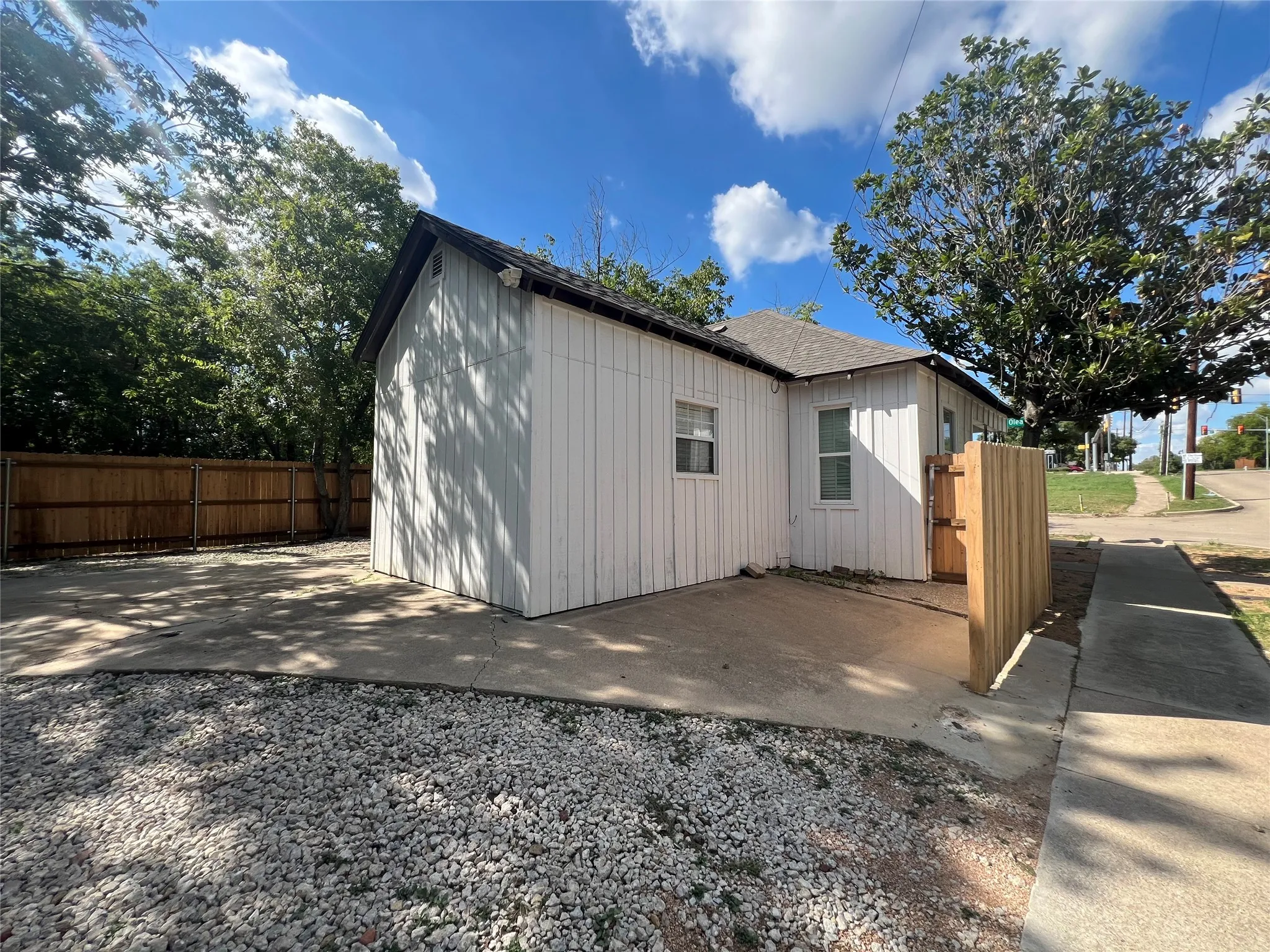 Single Family Residence For Sale in Tarrant County , 1200 New York Avenue, Fort Worth, Texas 76104, 3 Bedroom, 2 Bathroom, Garage spaces, 1,032 Sqft, built in 1926, mls#21374794, Real Estate Agent in Fort Worth, Homes For Sale in Tarrant county, Homes For Sale in Fort Worth, Realtor in Fort Worth Texas, Real Estate Brokerage Independent Realty Texas, Luminita Cordes Realtor