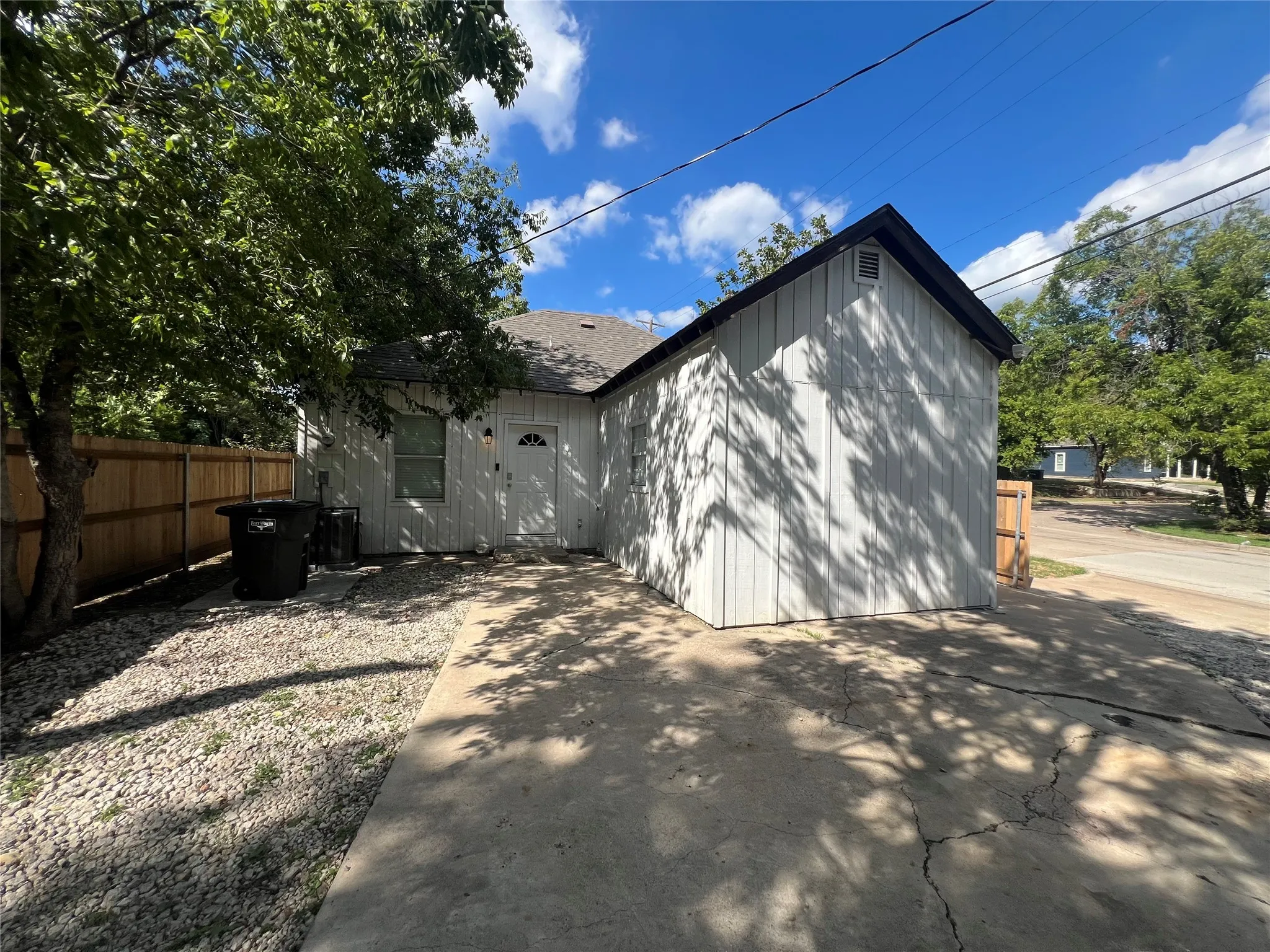 Single Family Residence For Sale in Tarrant County , 1200 New York Avenue, Fort Worth, Texas 76104, 3 Bedroom, 2 Bathroom, Garage spaces, 1,032 Sqft, built in 1926, mls#21374794, Real Estate Agent in Fort Worth, Homes For Sale in Tarrant county, Homes For Sale in Fort Worth, Realtor in Fort Worth Texas, Real Estate Brokerage Independent Realty Texas, Luminita Cordes Realtor