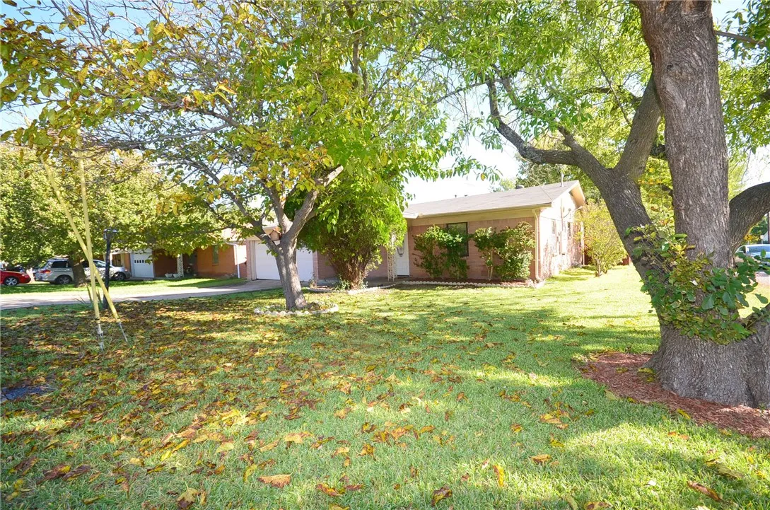 Single Family Residence For Rent in Grayson County , 2515 N Shannon Street, Sherman, Texas 75092, 4 Bedroom, 2 Bathroom, 2 Garage spaces, 1,469 Sqft, built in 1962, mls#21368565, Real Estate Agent in Sherman, Homes For Rent in Grayson county, Homes For Rent in Sherman, Realtor in Sherman Texas, Real Estate Brokerage Independent Realty Texas, Luminita Cordes Realtor