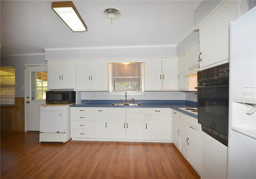 Single Family Residence For Rent in Grayson County , 2515 N Shannon Street, Sherman, Texas 75092, 4 Bedroom, 2 Bathroom, 2 Garage spaces, 1,469 Sqft, built in 1962, mls#21368565, Real Estate Agent in Sherman, Homes For Rent in Grayson county, Homes For Rent in Sherman, Realtor in Sherman Texas, Real Estate Brokerage Independent Realty Texas, Luminita Cordes Realtor