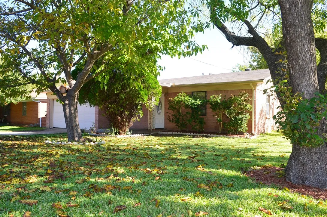 Single Family Residence For Rent in Grayson County , 2515 N Shannon Street, Sherman, Texas 75092, 4 Bedroom, 2 Bathroom, 2 Garage spaces, 1,469 Sqft, built in 1962, mls#21368565, Real Estate Agent in Sherman, Homes For Rent in Grayson county, Homes For Rent in Sherman, Realtor in Sherman Texas, Real Estate Brokerage Independent Realty Texas, Luminita Cordes Realtor