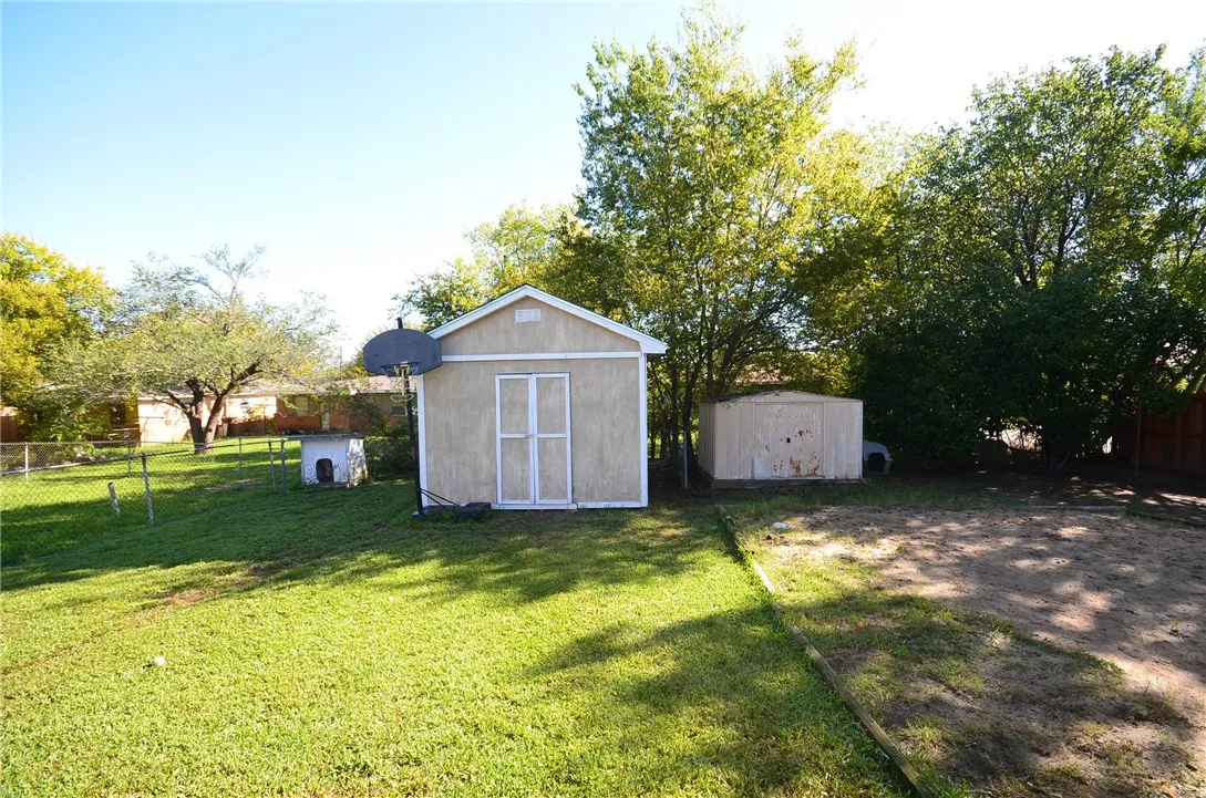 Single Family Residence For Rent in Grayson County , 2515 N Shannon Street, Sherman, Texas 75092, 4 Bedroom, 2 Bathroom, 2 Garage spaces, 1,469 Sqft, built in 1962, mls#21368565, Real Estate Agent in Sherman, Homes For Rent in Grayson county, Homes For Rent in Sherman, Realtor in Sherman Texas, Real Estate Brokerage Independent Realty Texas, Luminita Cordes Realtor