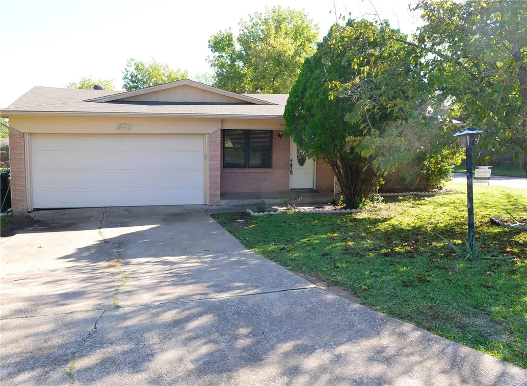Single Family Residence For Rent in Grayson County , 2515 N Shannon Street, Sherman, Texas 75092, 4 Bedroom, 2 Bathroom, 2 Garage spaces, 1,469 Sqft, built in 1962, mls#21368565, Real Estate Agent in Sherman, Homes For Rent in Grayson county, Homes For Rent in Sherman, Realtor in Sherman Texas, Real Estate Brokerage Independent Realty Texas, Luminita Cordes Realtor