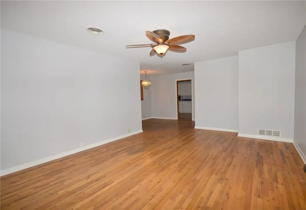 Single Family Residence For Rent in Grayson County , 2515 N Shannon Street, Sherman, Texas 75092, 4 Bedroom, 2 Bathroom, 2 Garage spaces, 1,469 Sqft, built in 1962, mls#21368565, Real Estate Agent in Sherman, Homes For Rent in Grayson county, Homes For Rent in Sherman, Realtor in Sherman Texas, Real Estate Brokerage Independent Realty Texas, Luminita Cordes Realtor