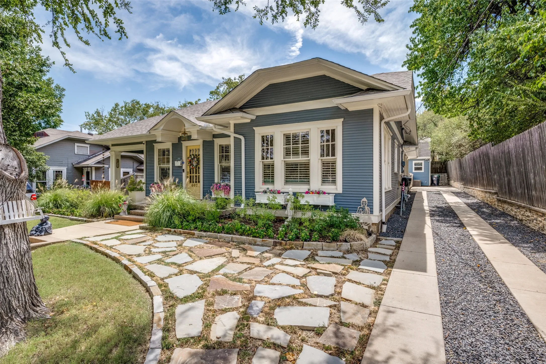 Single Family Residence For Sale in Denton County , 607 W Parkway Street, Denton, Texas 76201, 3 Bedroom, 2 Bathroom, Garage spaces, 1,662 Sqft, built in 1949, mls#21373986, Real Estate Agent in Denton, Homes For Sale in Denton county, Homes For Sale in Denton, Realtor in Denton Texas, Real Estate Brokerage Independent Realty Texas, Luminita Cordes Realtor