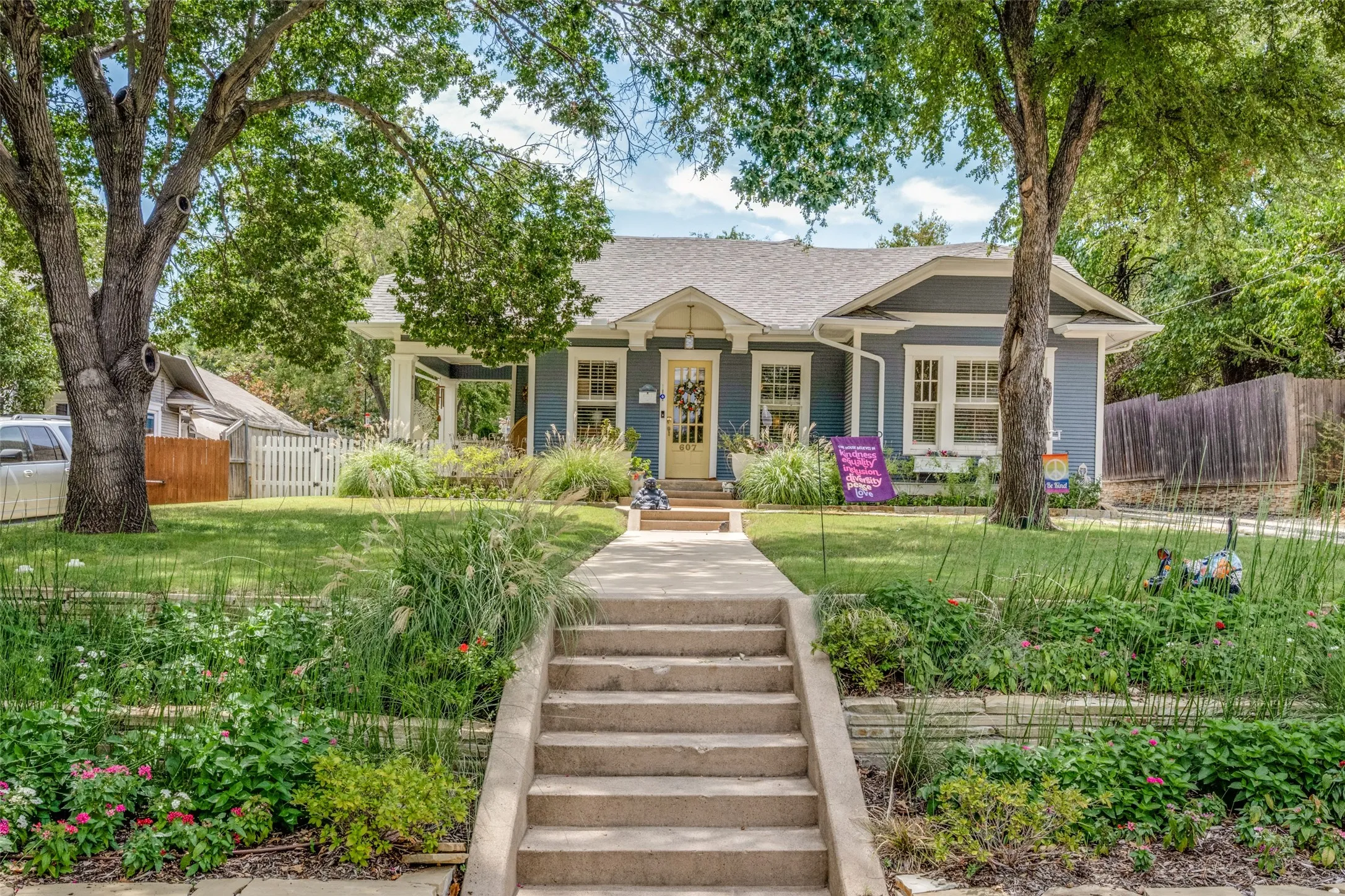 Single Family Residence For Sale in Denton County , 607 W Parkway Street, Denton, Texas 76201, 3 Bedroom, 2 Bathroom, Garage spaces, 1,662 Sqft, built in 1949, mls#21373986, Real Estate Agent in Denton, Homes For Sale in Denton county, Homes For Sale in Denton, Realtor in Denton Texas, Real Estate Brokerage Independent Realty Texas, Luminita Cordes Realtor